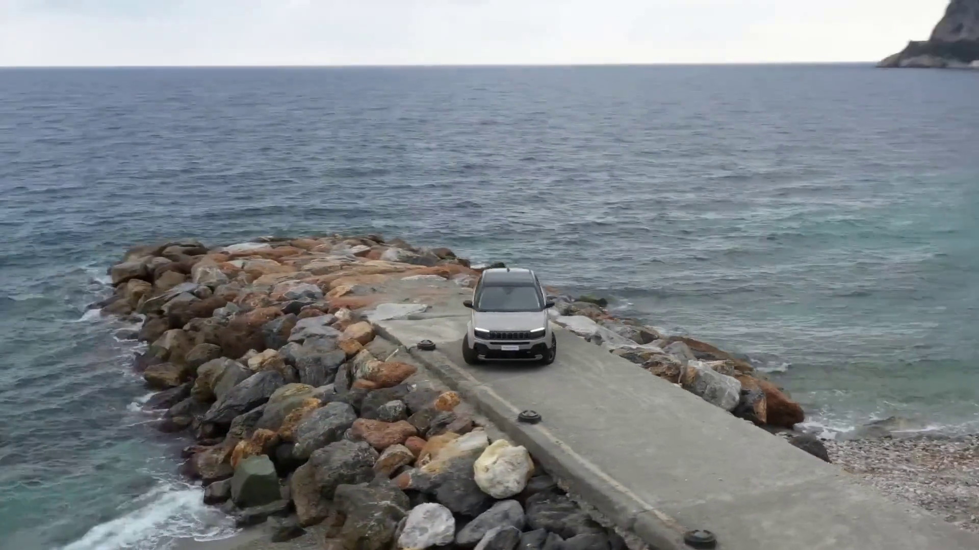 Jeep Avenger 2024 e-hybrid, il piacere della guida si rinnova
