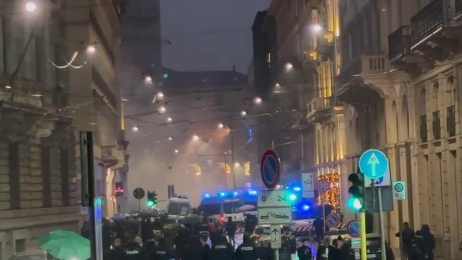 Fumogeni e petardi dei manifestanti vicino al Teatro alla Scala