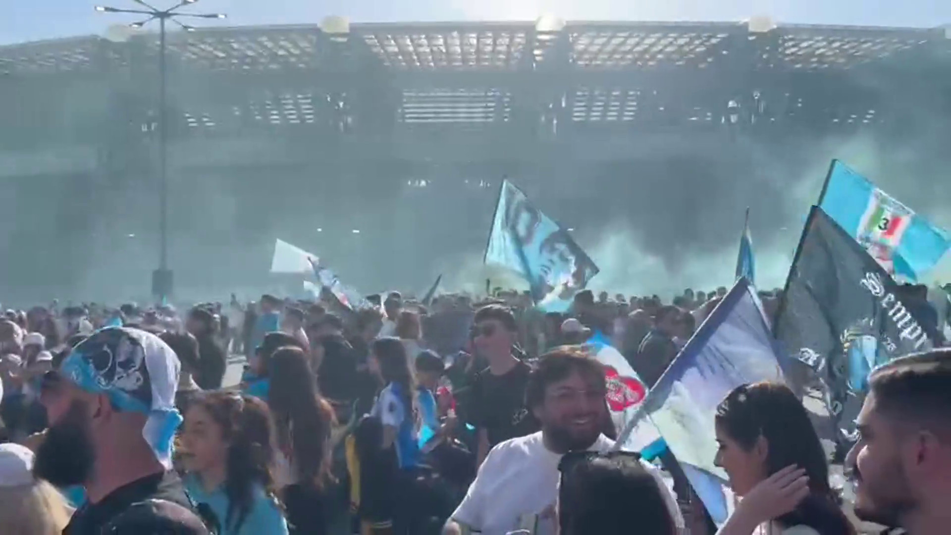 Festa Scudetto A Napoli Marea Di Tifosi Fuori Dallo Stadio Maradona