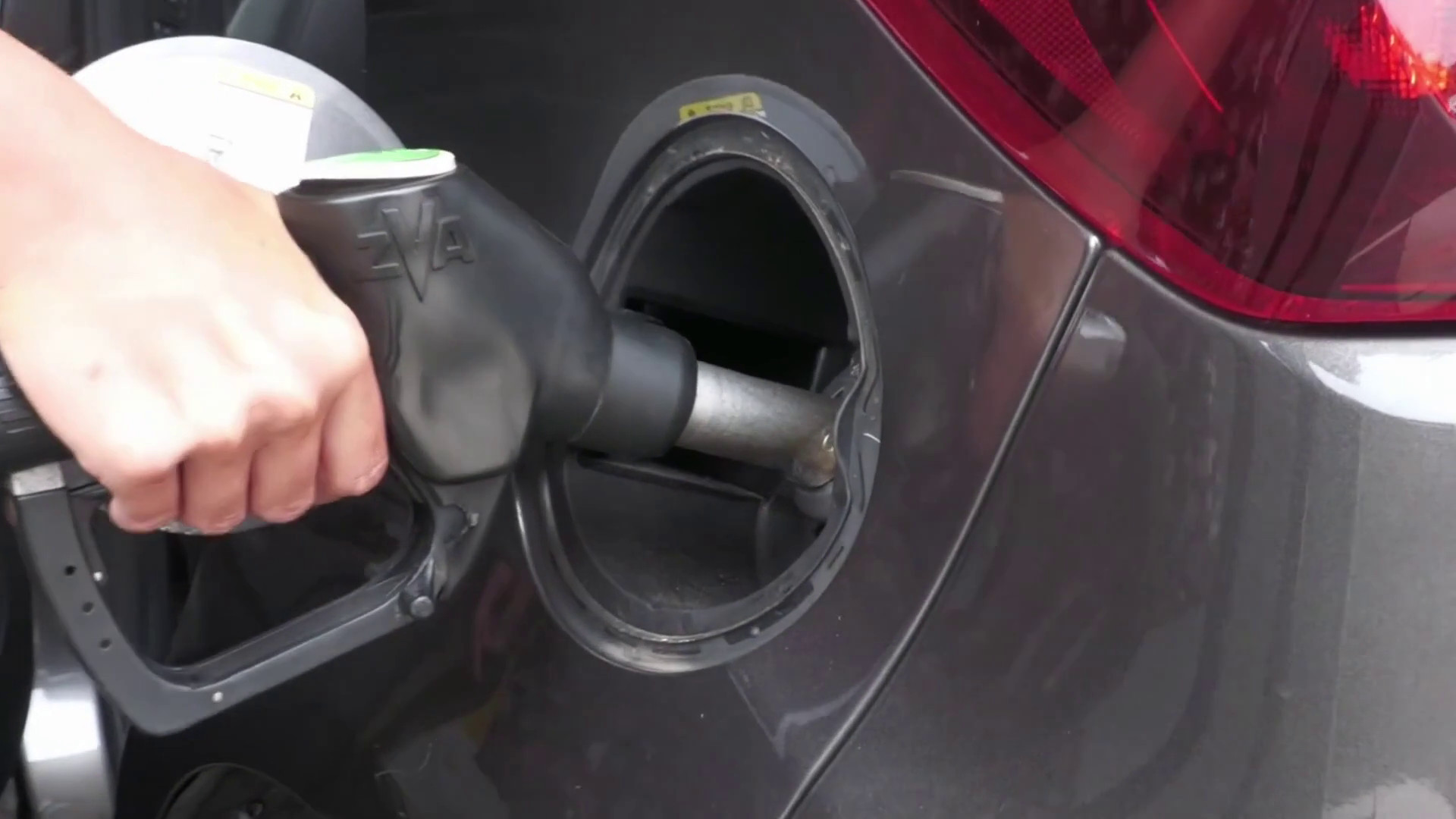 Carburanti, prezzi ai minimi dall'estate 2021