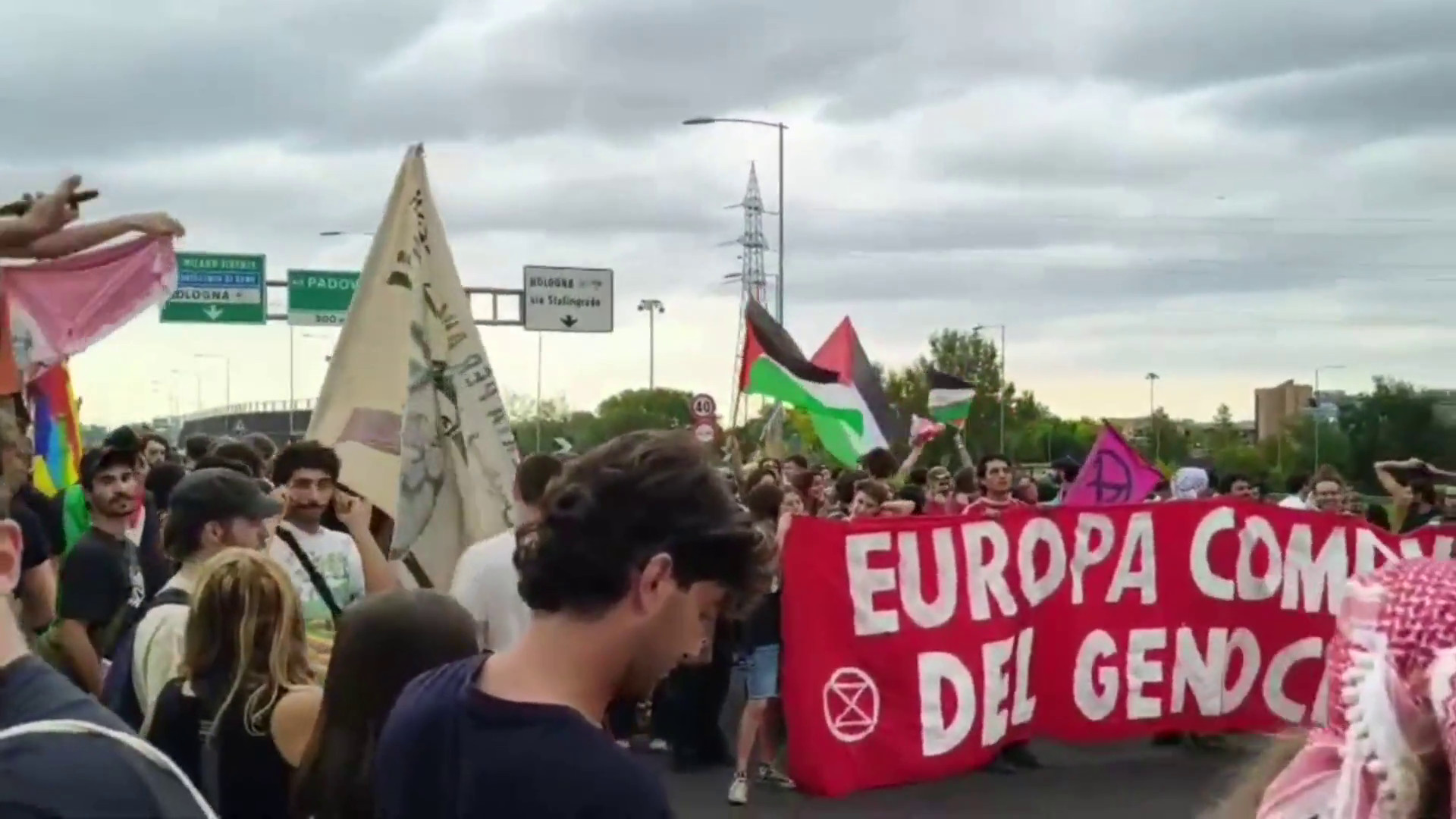 Corteo per Gaza, a Bologna i manifestanti occupano l'autostrada