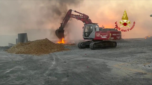 Vigili del fuoco al lavoro per incendio azienda rifiuti nel sassarese