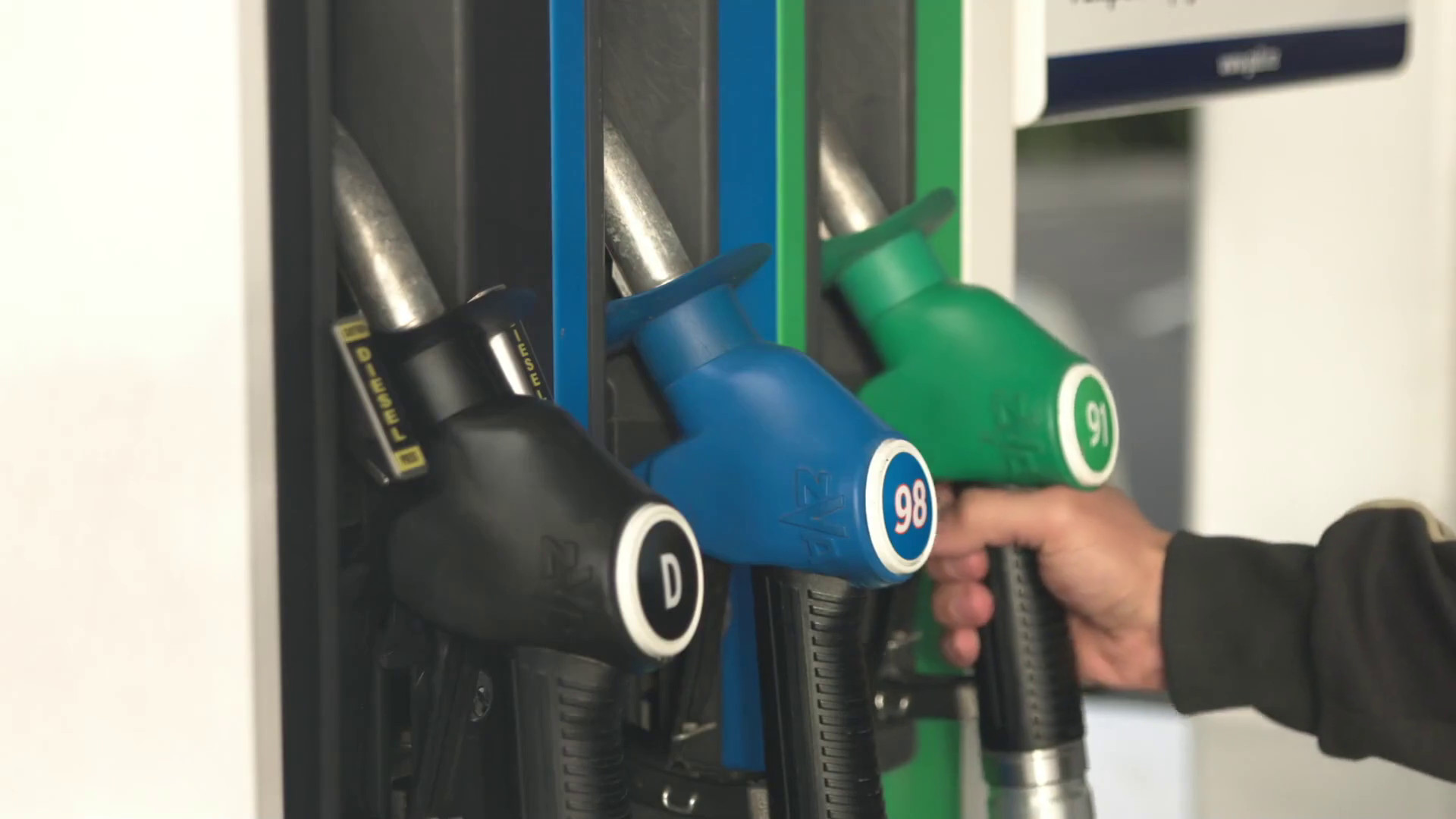 Carburanti, in un anno prezzi in aumento del 16,9% in Europa