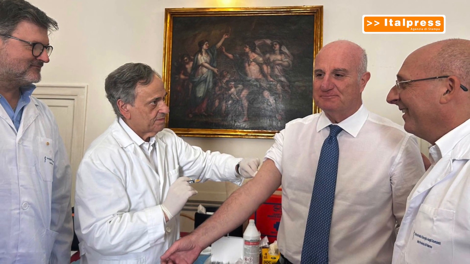 A Palermo medici e istituzioni si vaccinano contro l'influenza