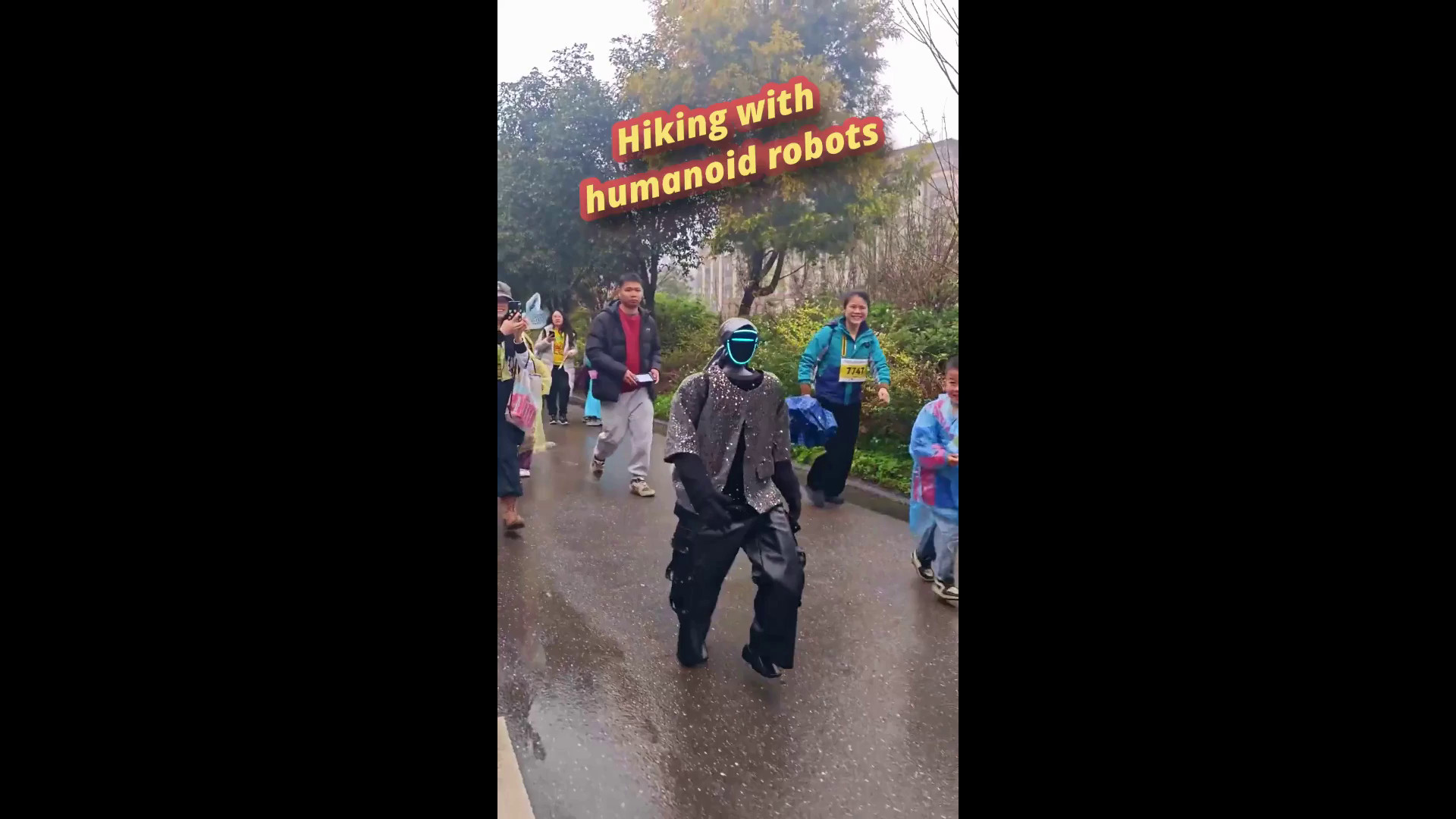 Cina, robot umanoidi partecipano a un'escursione a Guilin