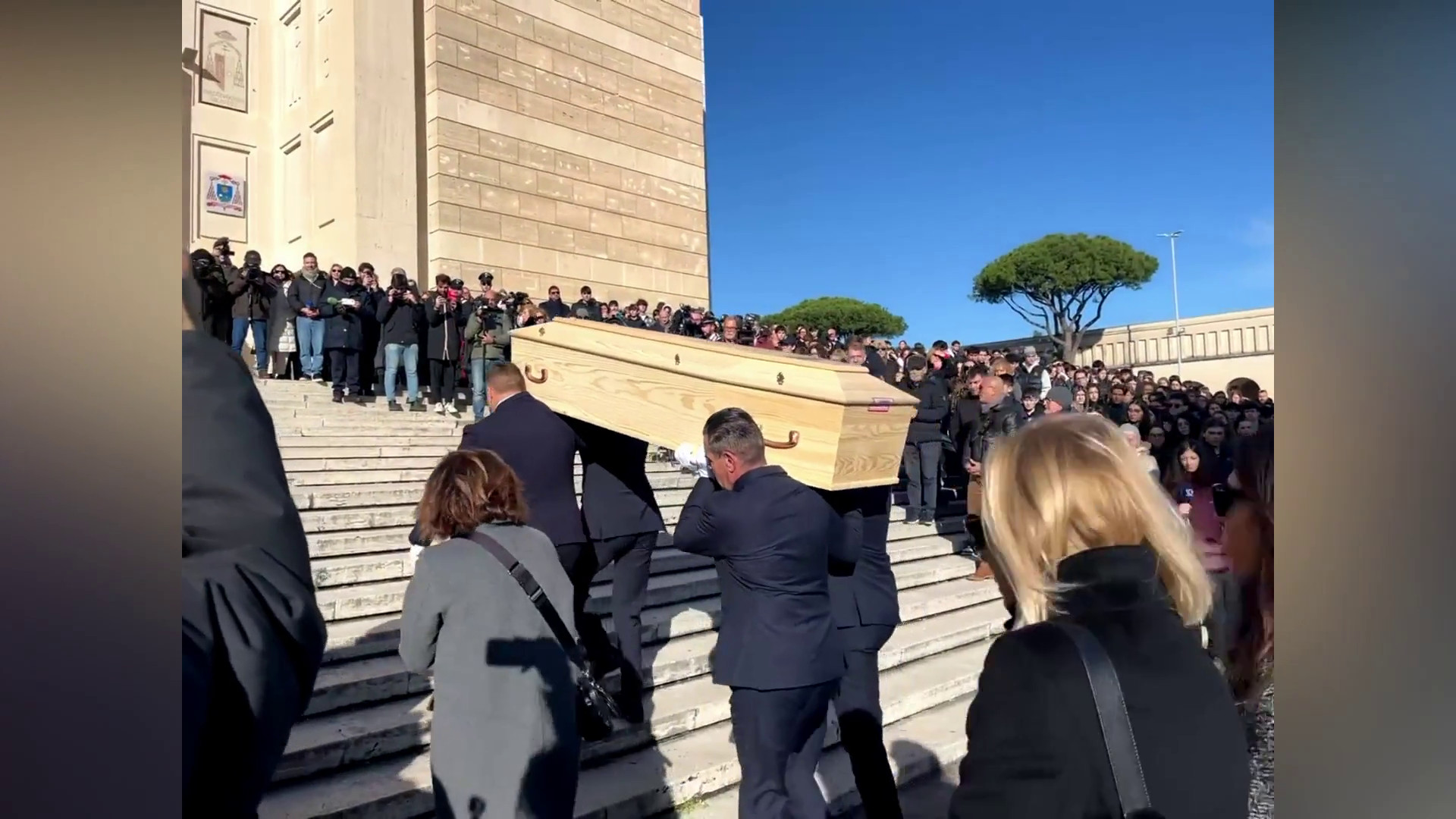 Strage Crans-Montana, a Roma l'ultimo saluto al 16enne Riccardo Minghetti