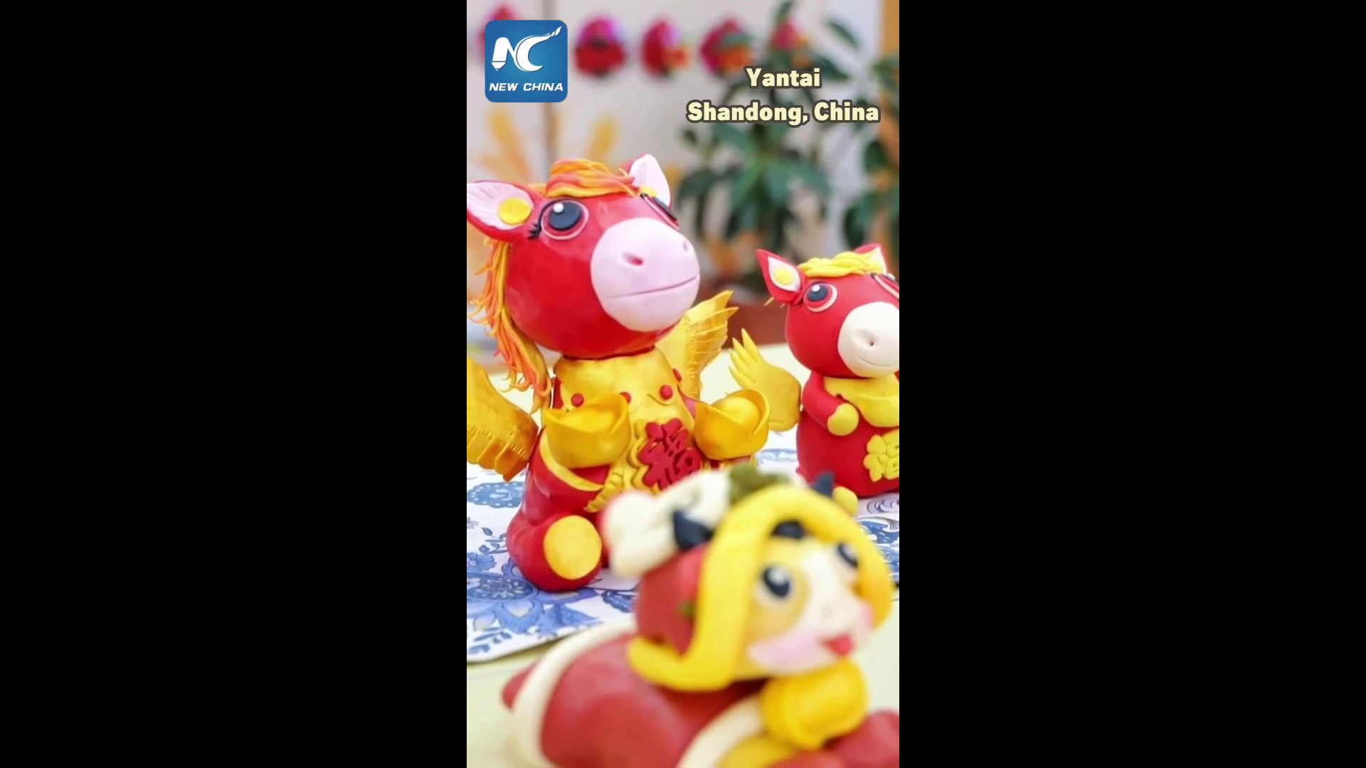 Maestro fornaio realizza panini festivi a forma di cavallo per Capodanno cinese