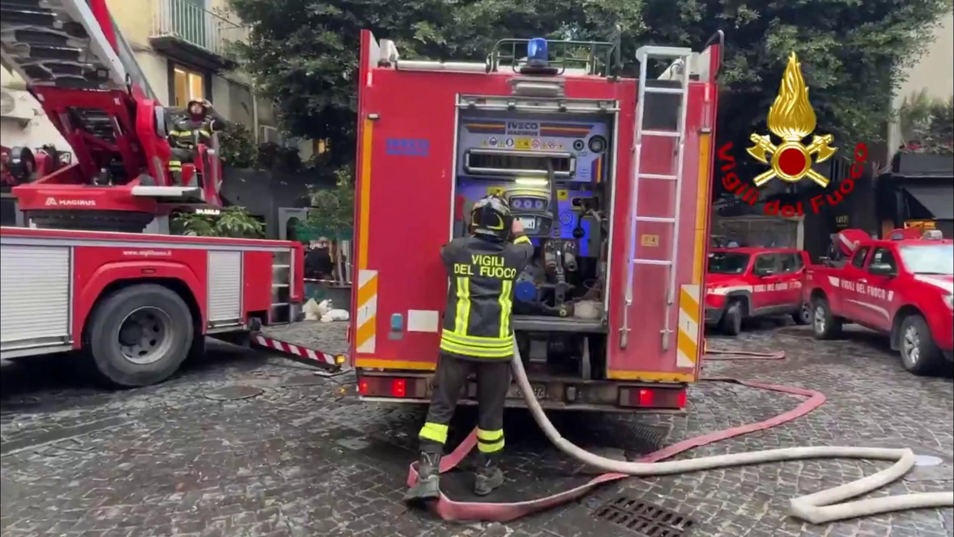 Incendio a Napoli, fiamme nel teatro Sannazaro. Vigili del Fuoco in azione