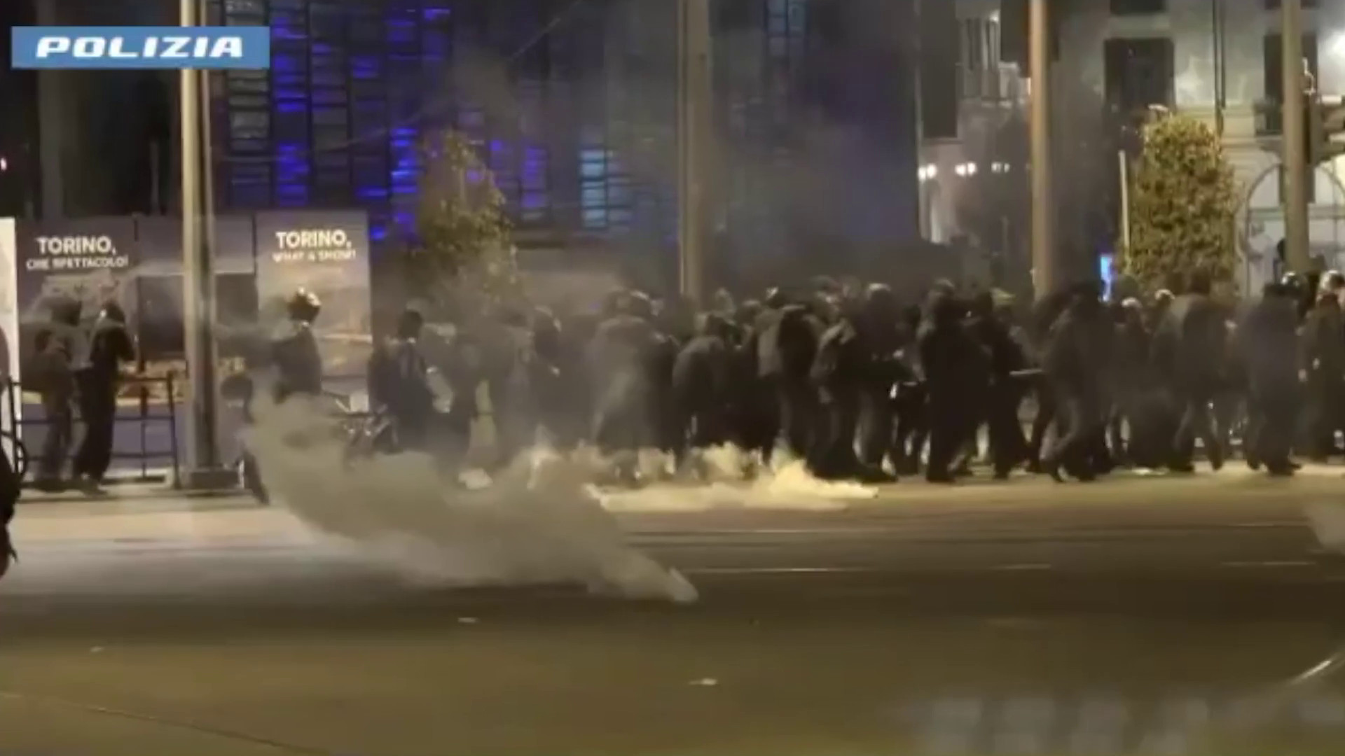 18 arresti e 75 denunciati per corteo anarchici a Torino, le immagini