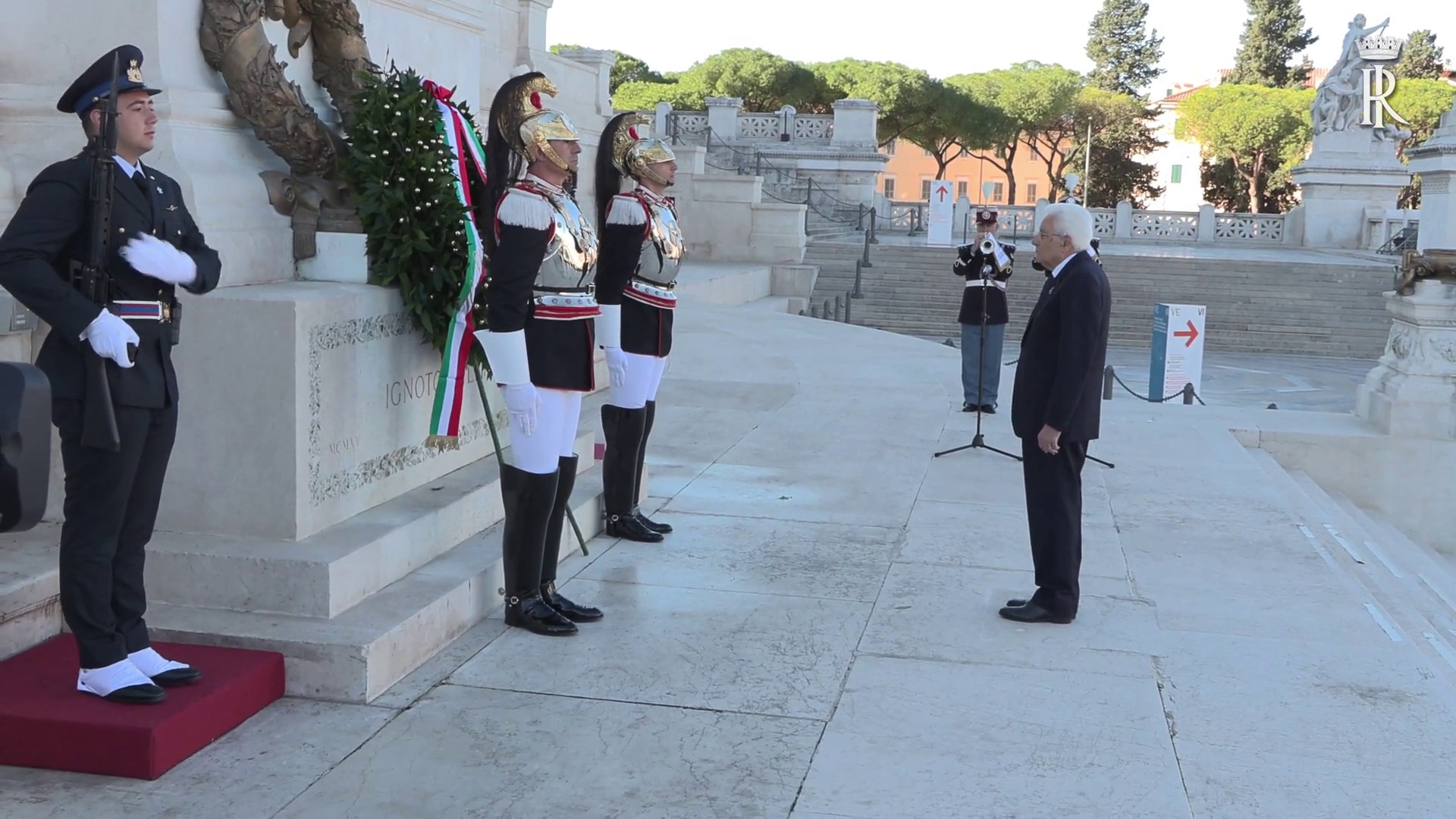 Mattarella depone una corona d’alloro sulla Tomba del Milite Ignoto