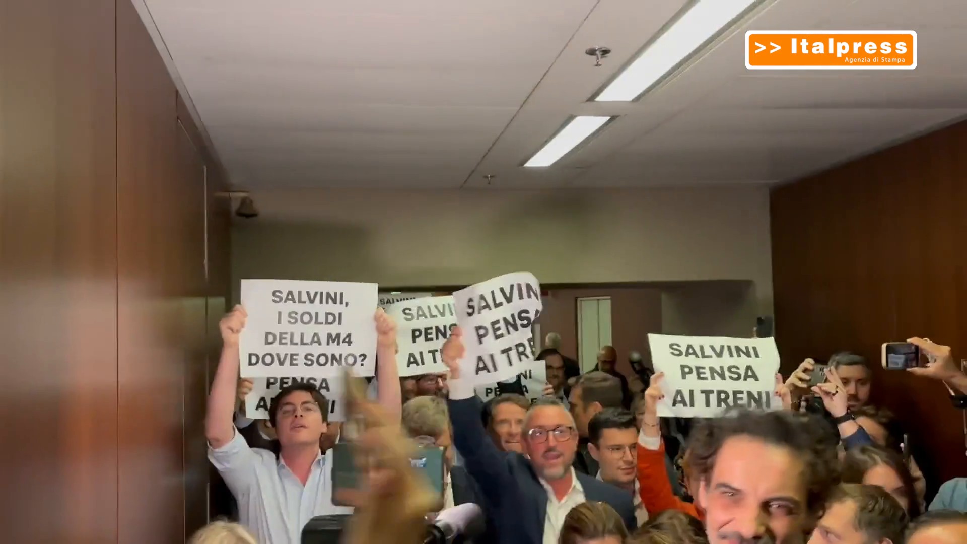 Lombardia, Salvini contestato a Palazzo Pirelli 