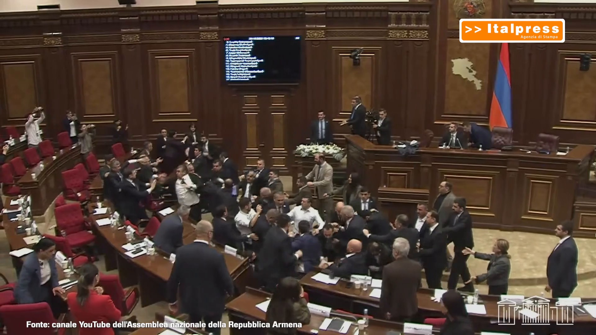 Armenia, volano pugni e calci nella mega-rissa in Parlamento
