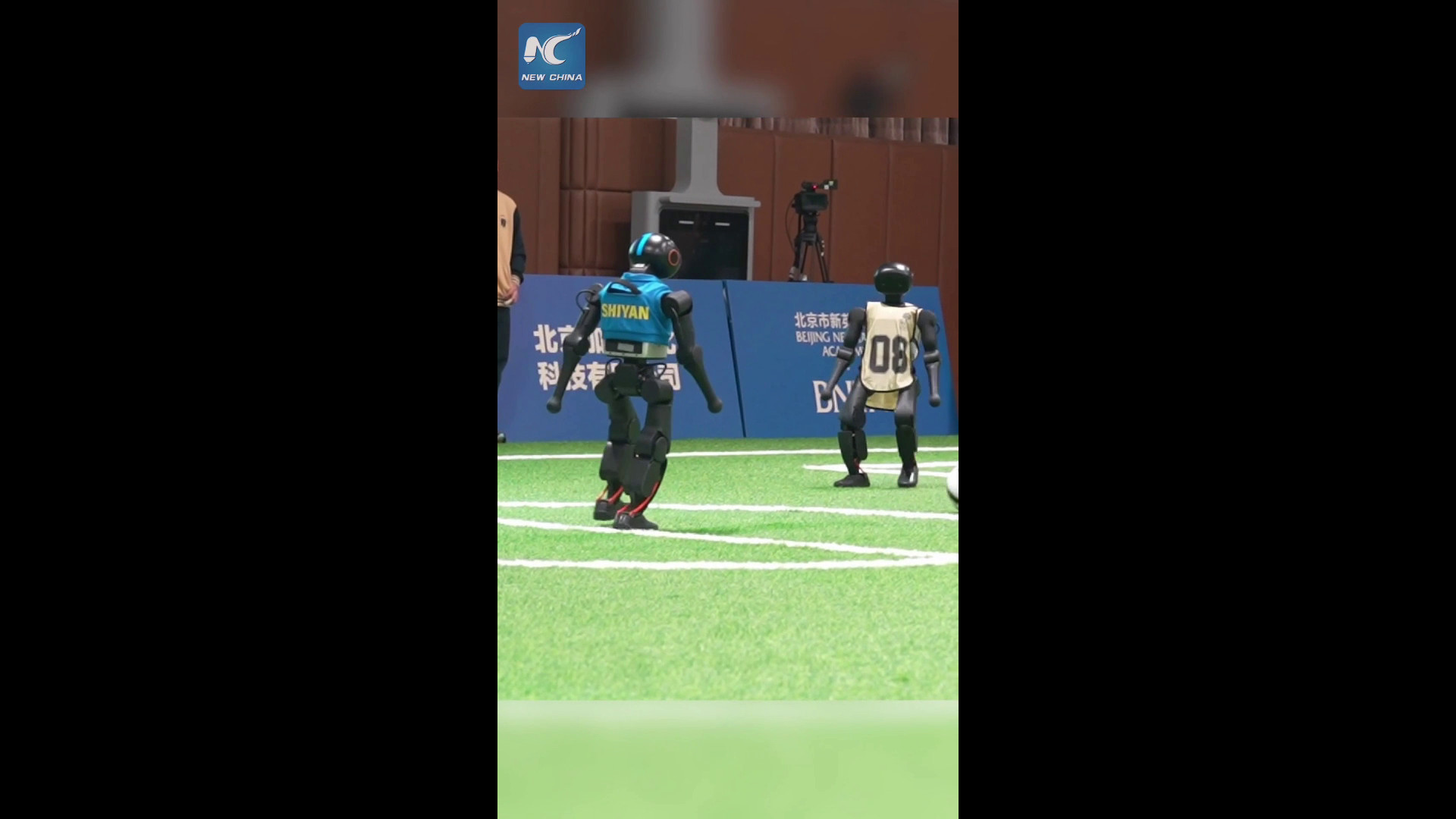 Cina, robot programmati da studenti delle scuole medie giocano a calcio