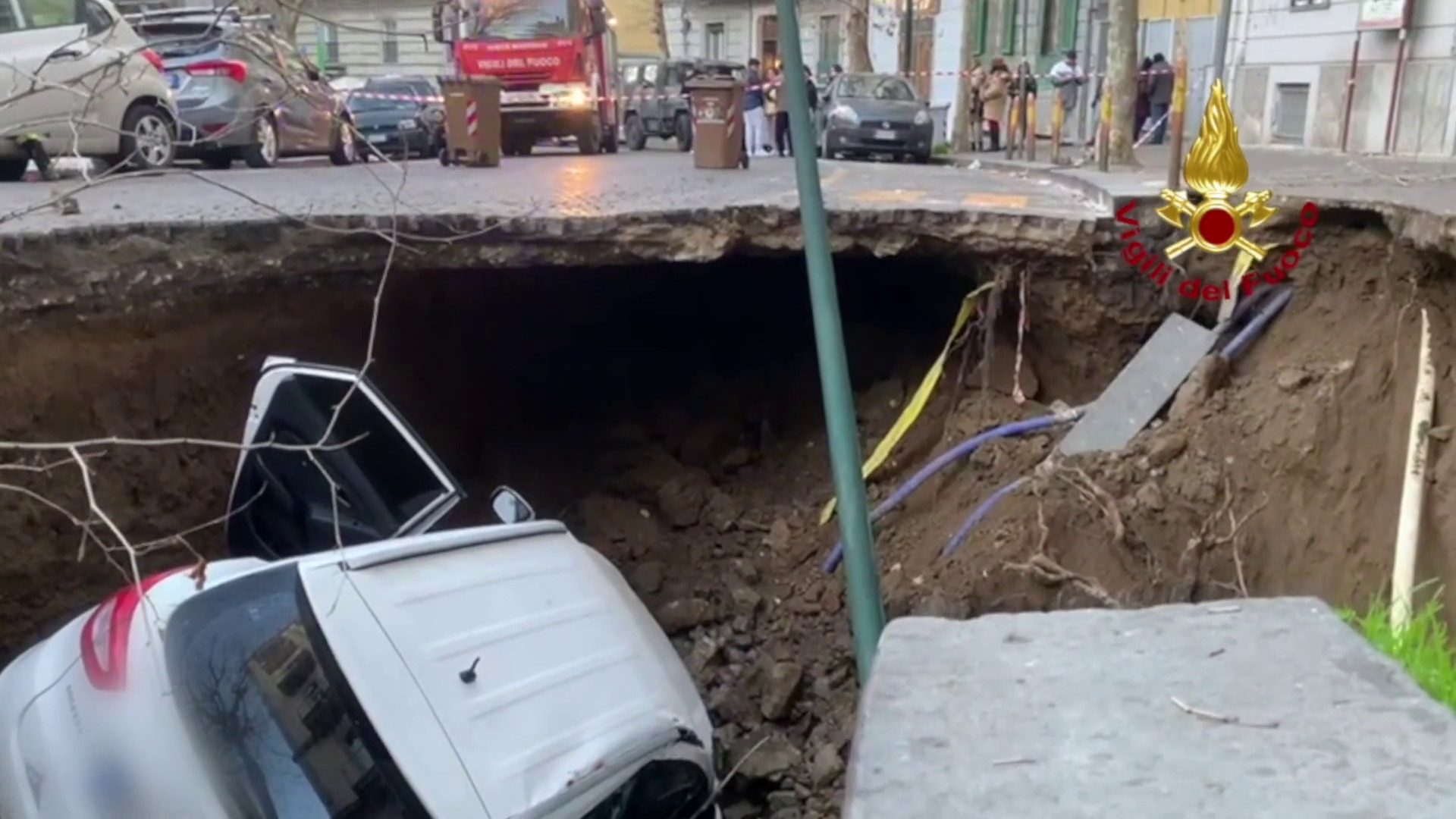 Voragine in strada a Napoli, due persone salvate dai Vigili del Fuoco