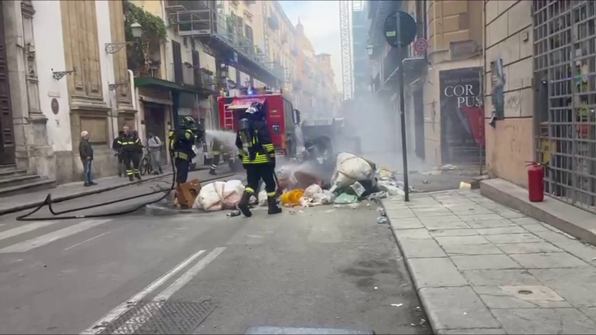 Palermo, principio di incendio ad un mezzo RAP in servizio in via Maqueda