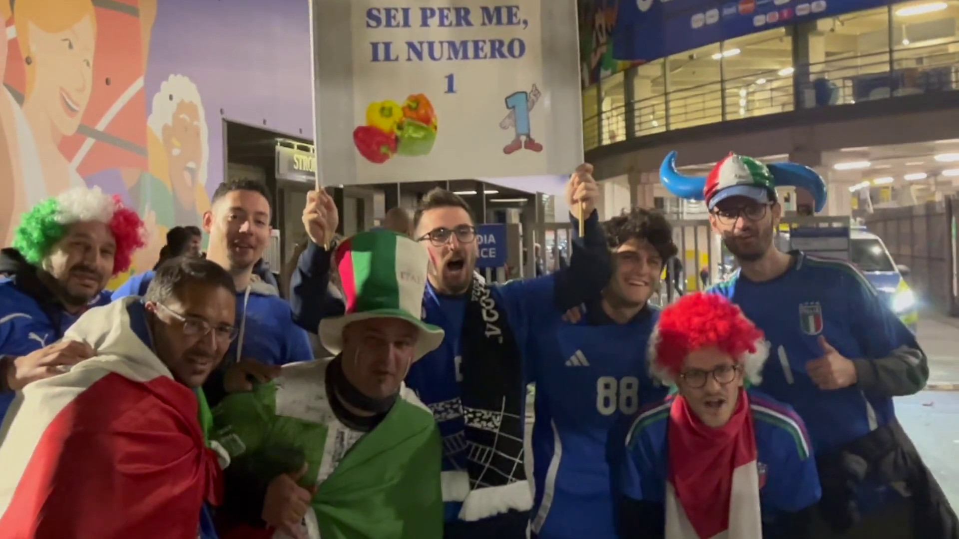 Tifosi azzurri entusiasti dopo la vittoria sull’Albania
