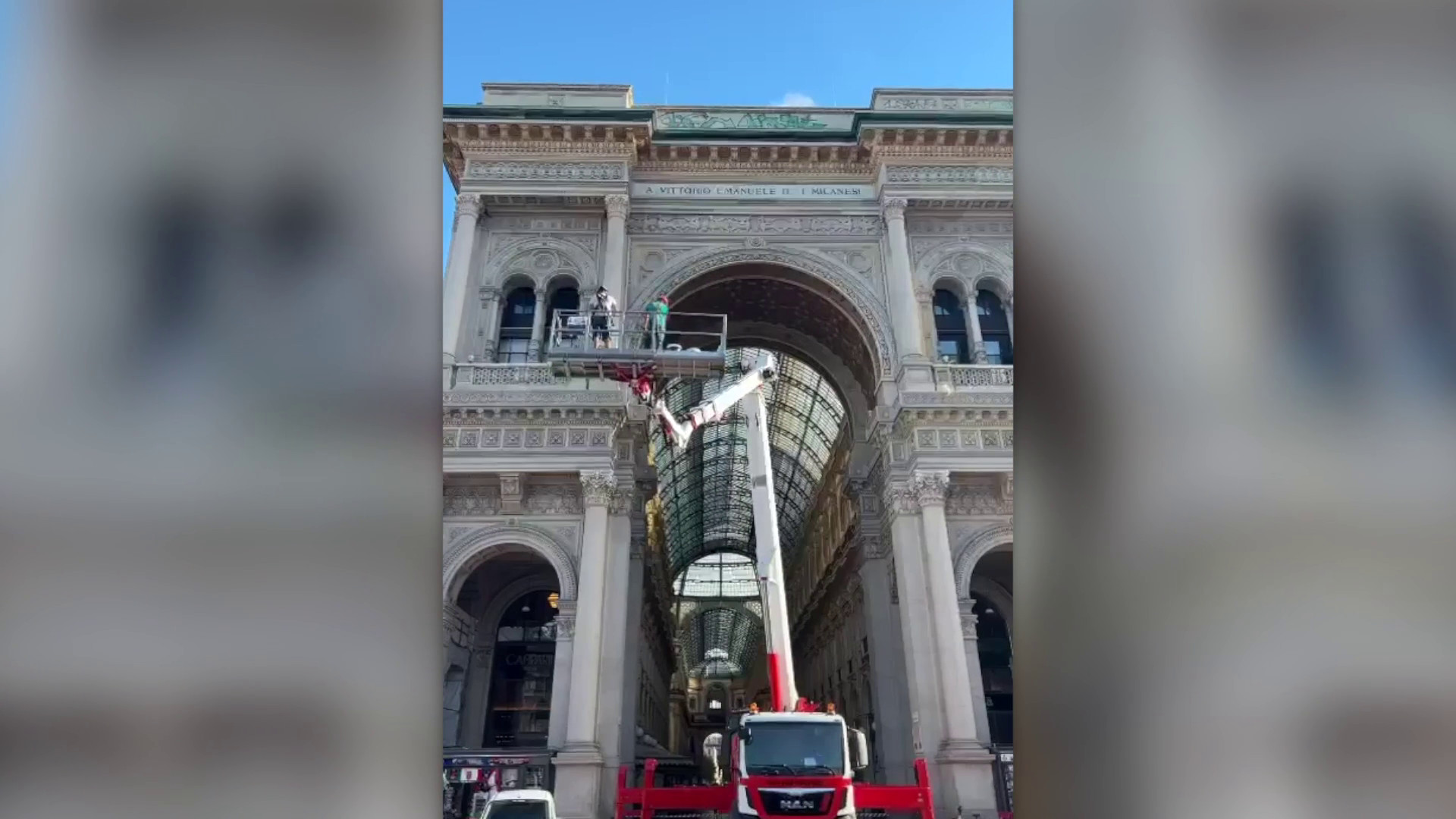 Avviata pulizia scritte sull'arco d'ingresso della Galleria di Milano