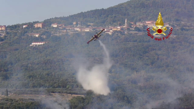 In fiamme bosco vicino Trieste, droni in volo per mappare le aree