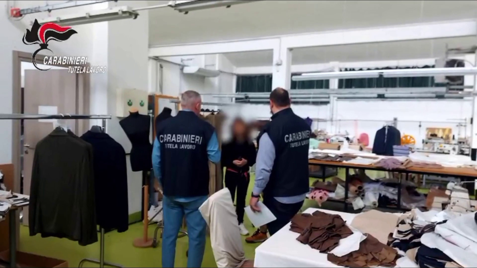Lavoratori in nero in un'azienda dell'alta moda, sanzioni a Milano