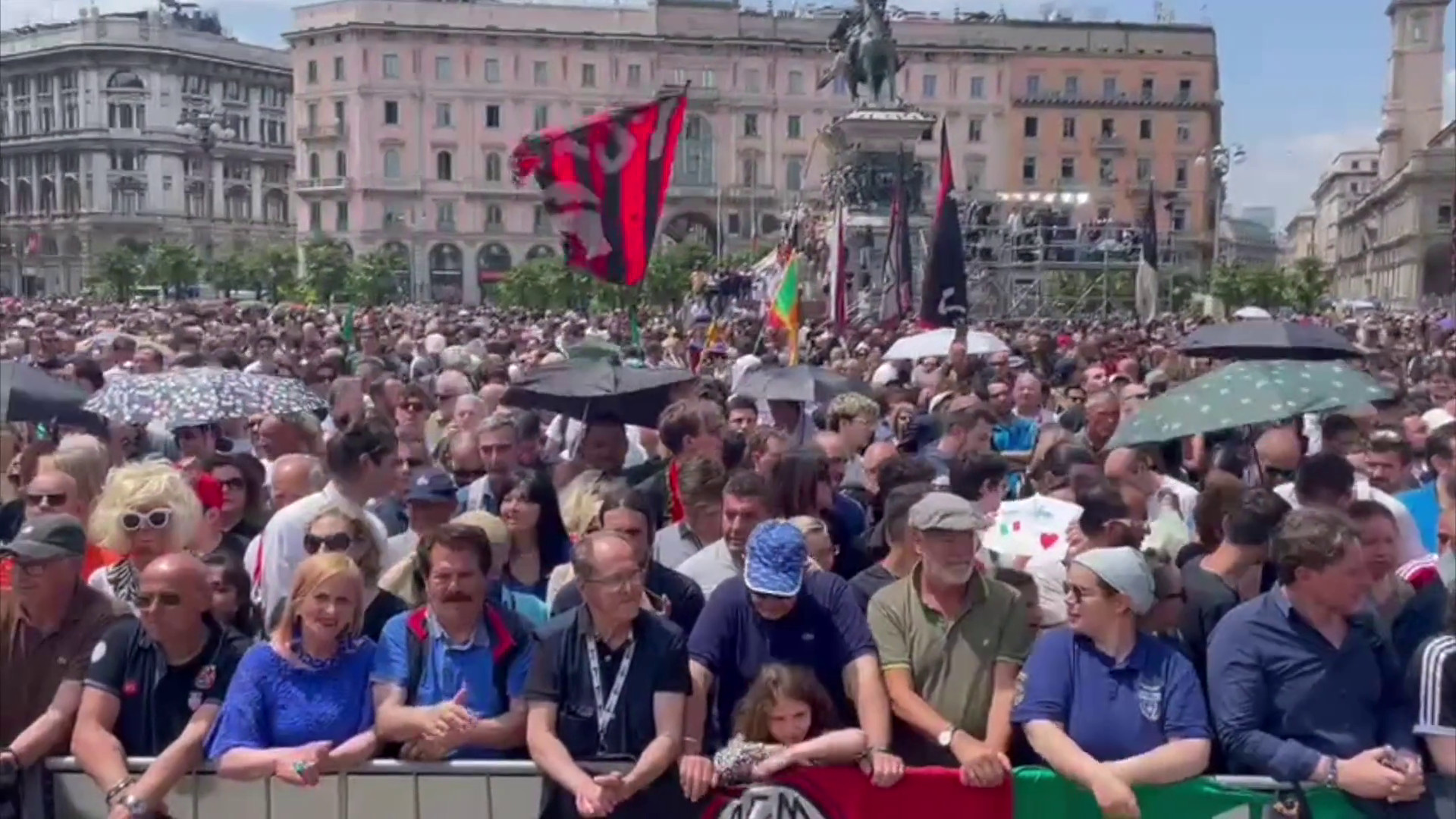 A Milano Piazza Duomo gremita per i funerali di Berlusconi