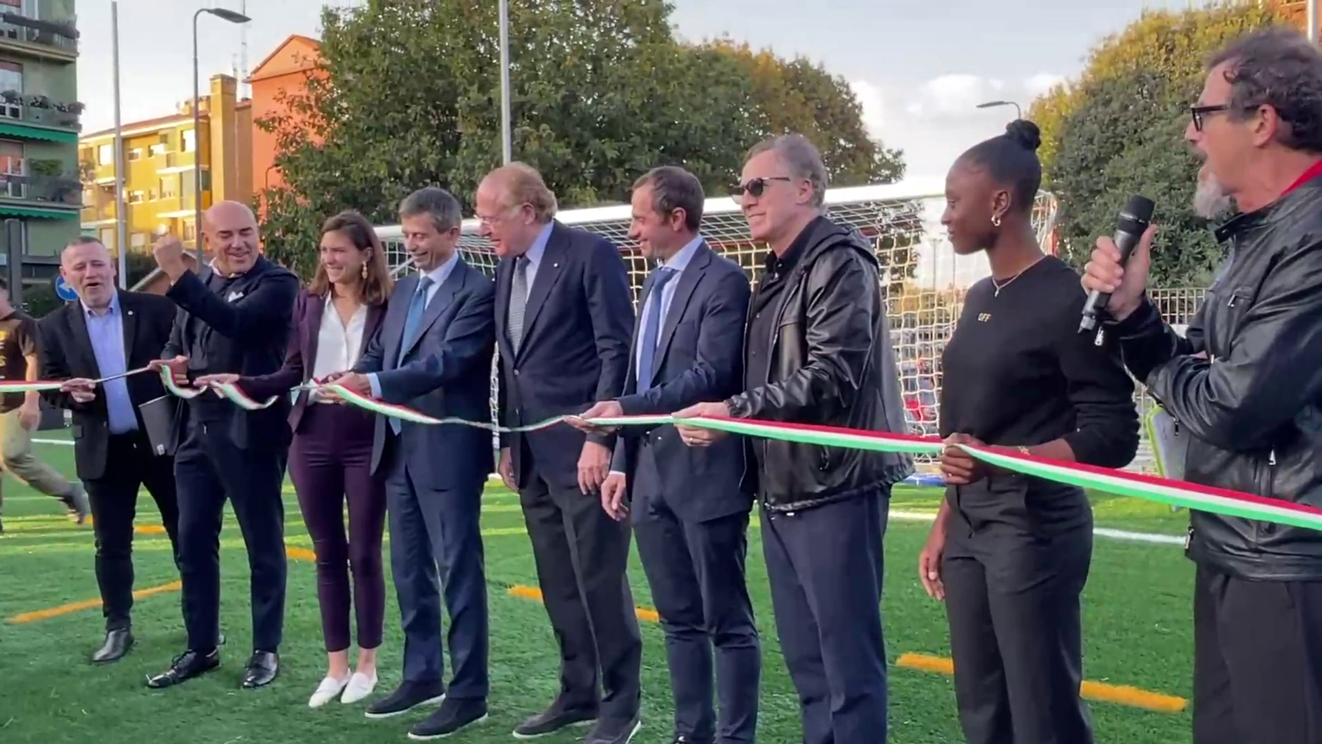 Nuovo campo di calcio per i giovani del quartiere milanese di Baggio