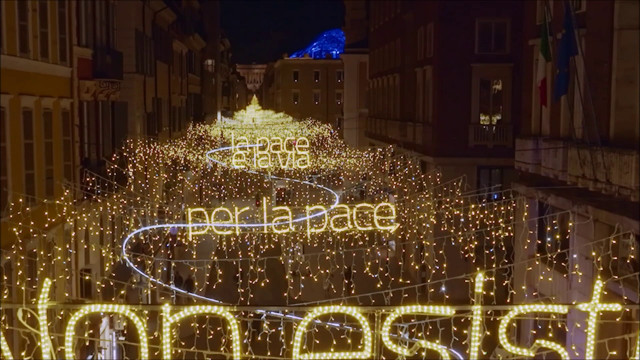 Natale a Roma, accesi l’albero e le luminarie di via del Corso