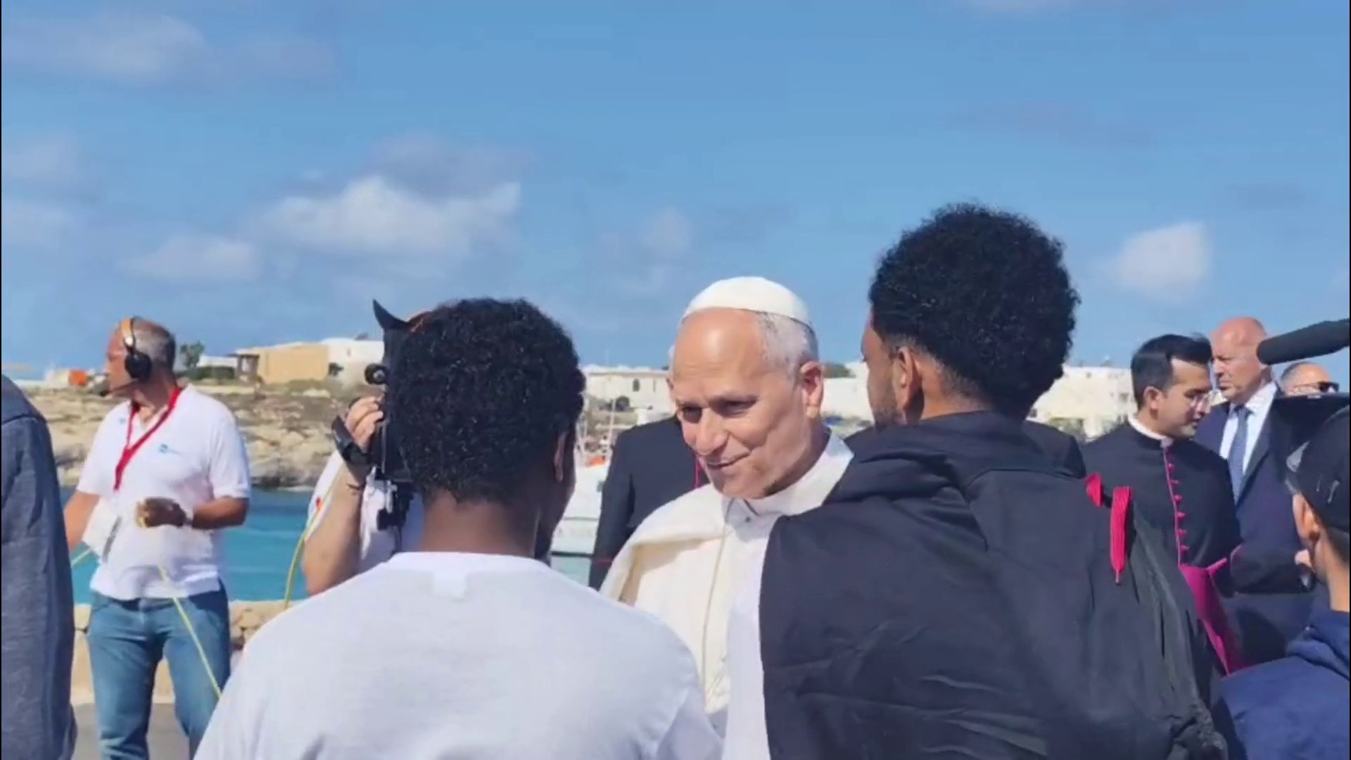 Papa Leone a Lampedusa benedice targa al molo Favaloro intitolata a Bergoglio