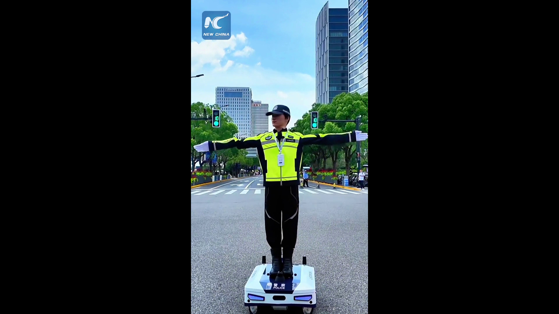 Cina: robot umanoidi dirigono il traffico nelle strade di Shanghai