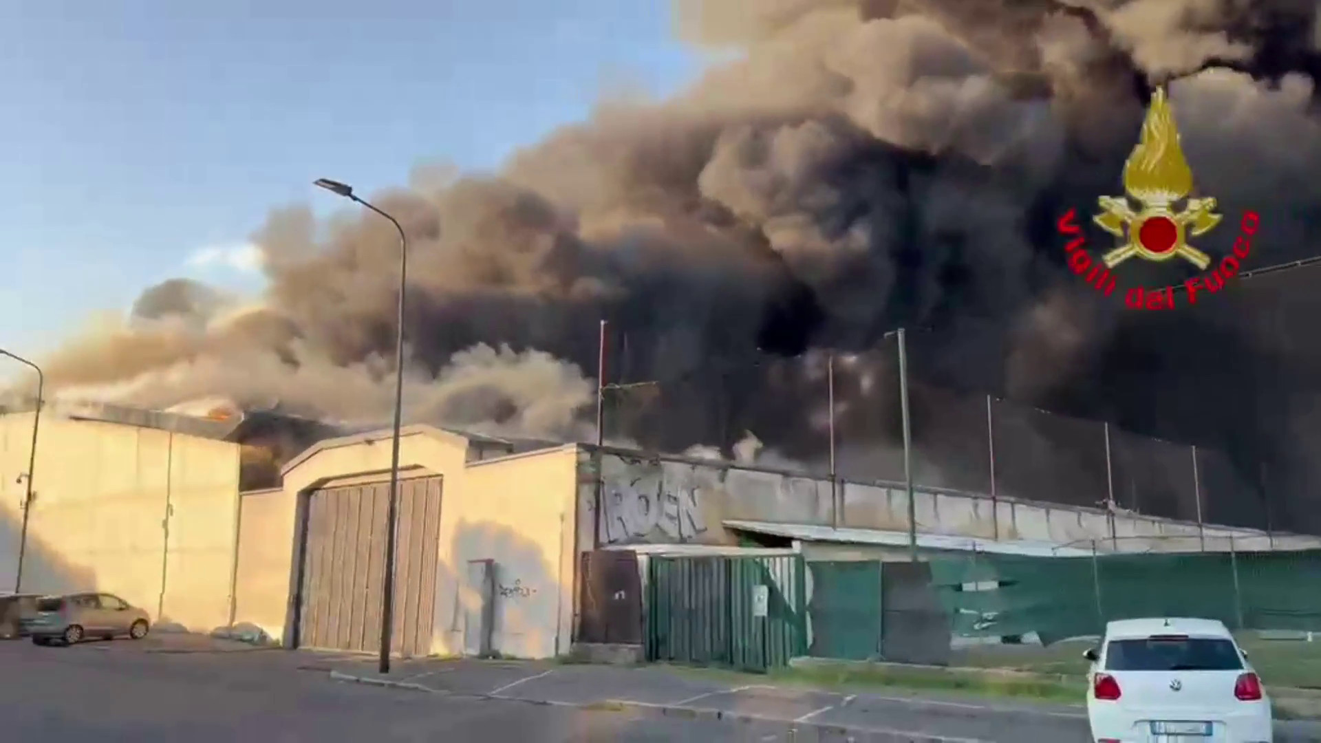 Milano, scoppia un incendio all'interno di un capannone: le immagini