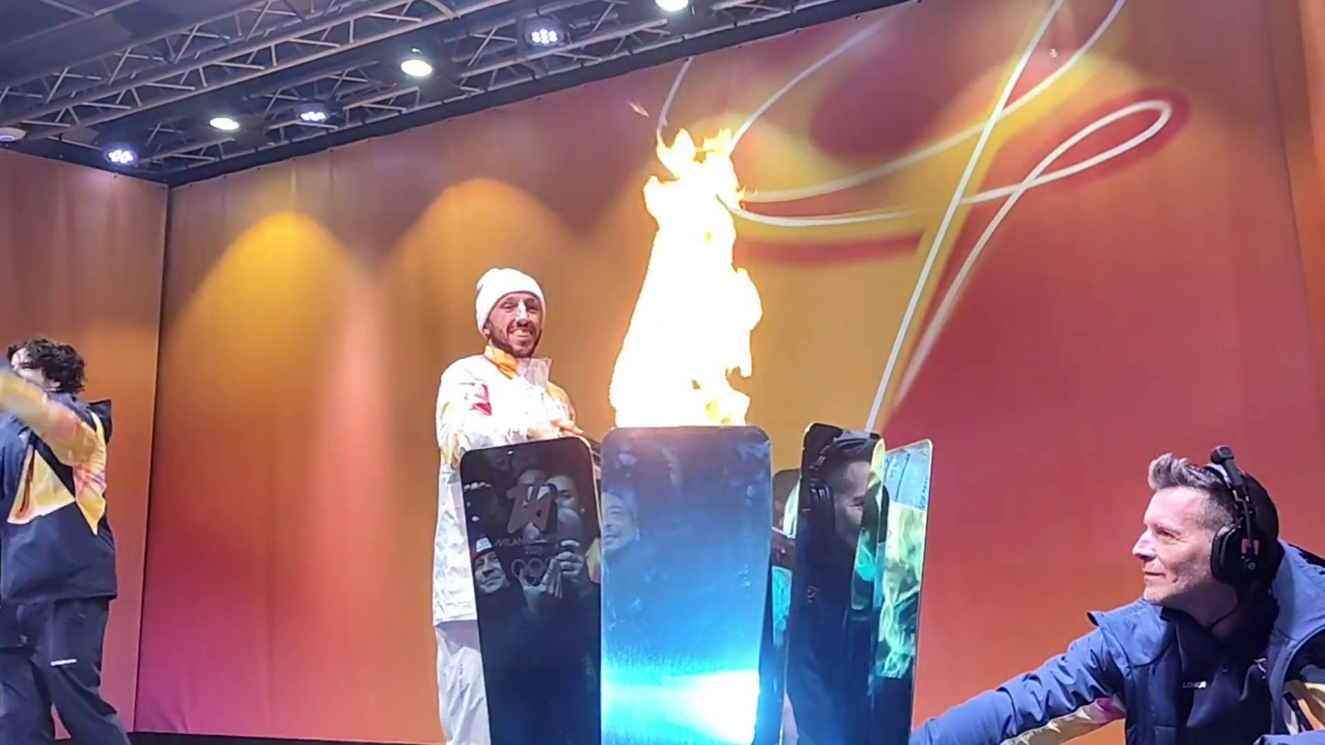 La fiamma olimpica arriva a Palermo, Cairoli accende il braciere