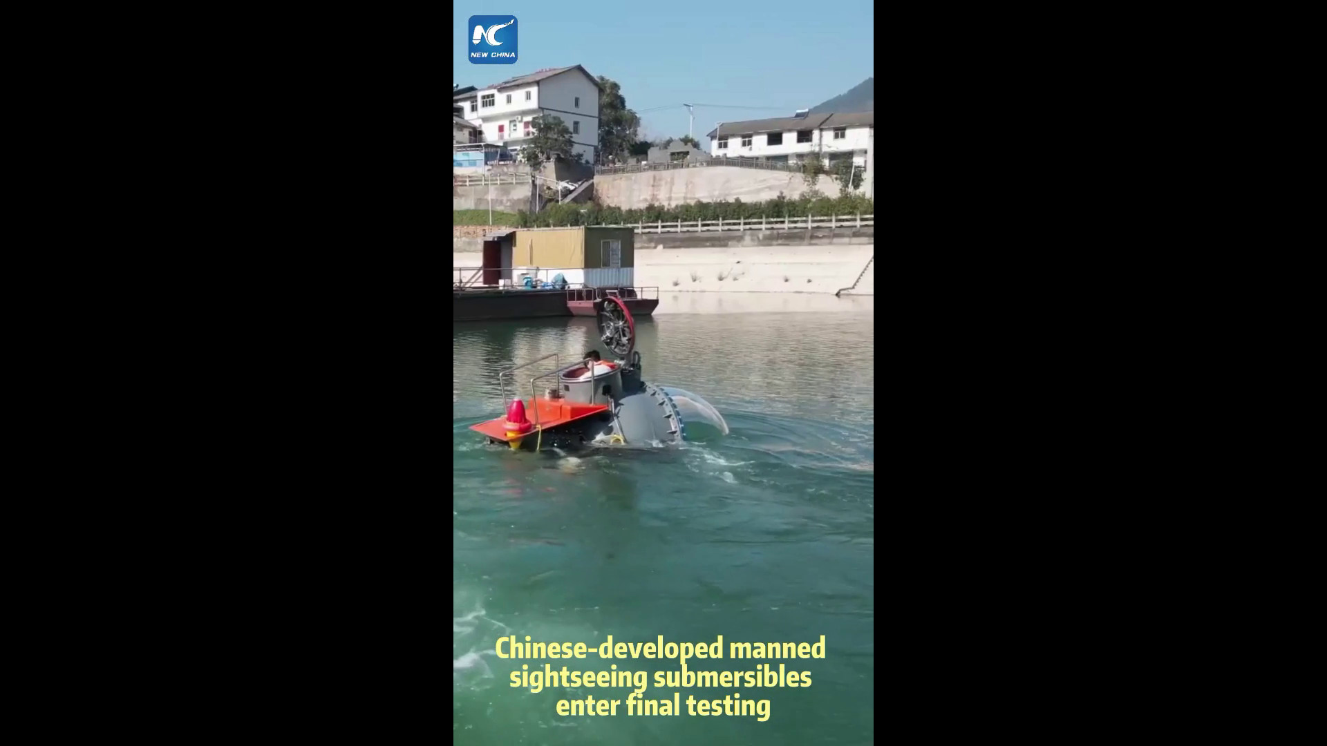 Cina: prove di immersione per un sommergibile turistico