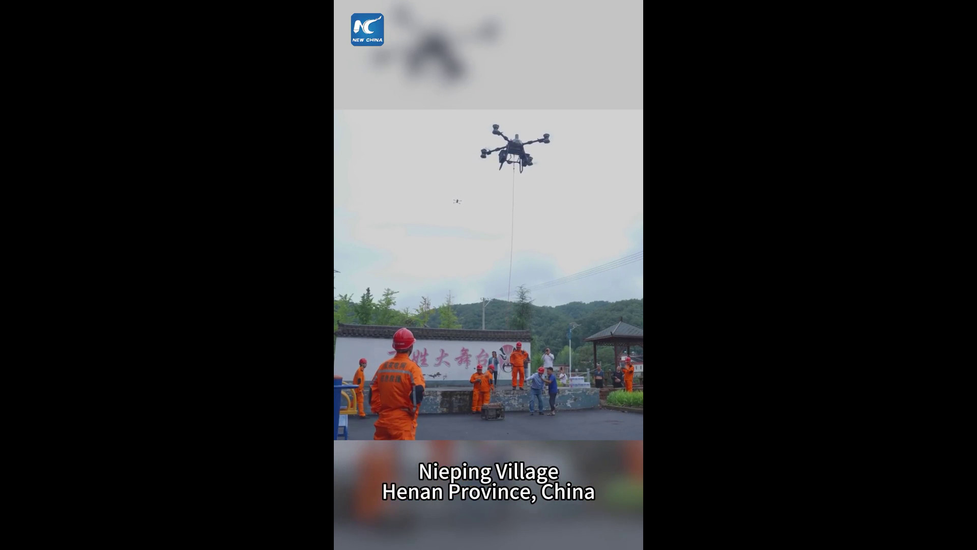 Cina, drone per carichi pesanti consegna rifornimenti a villaggio alluvionato