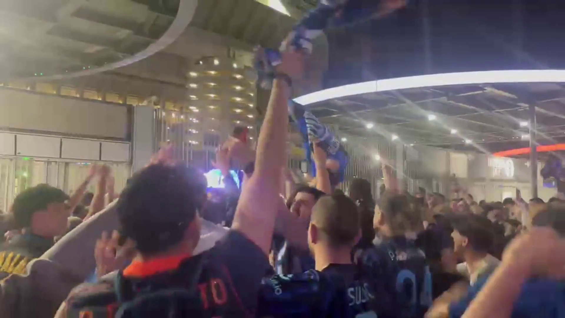 Inter campione d'Italia, è festa fuori da San Siro