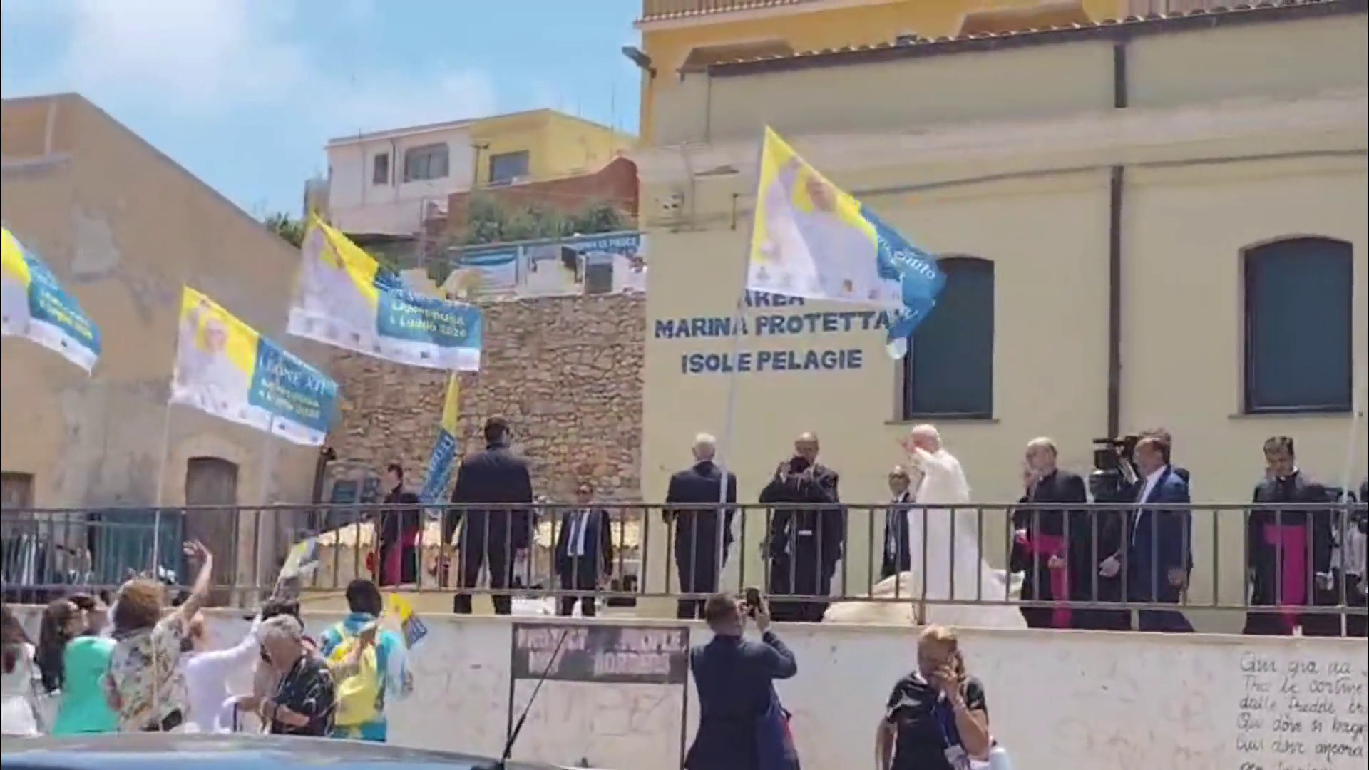 Papa Leone XIV lascia Lampedusa, le immagini