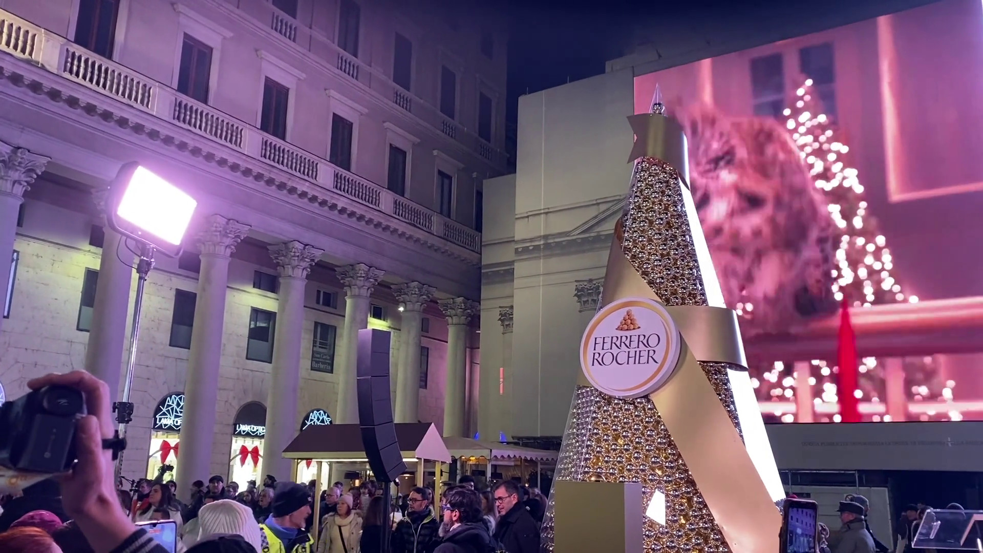 Ferrero Rocher, una piramide dorata alta sei metri illumina il Natale milanese