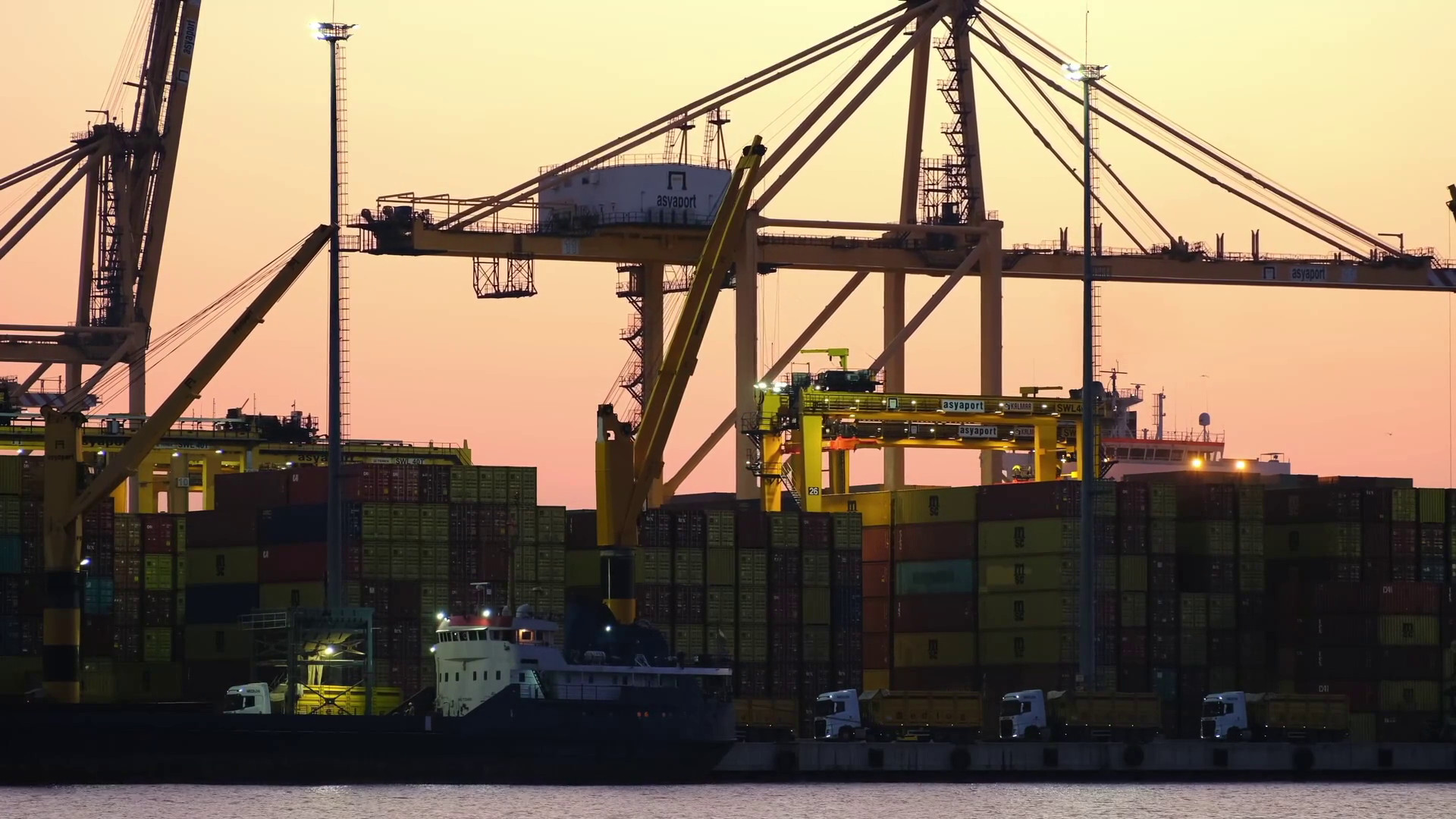 Eurozona, in calo il surplus commerciale