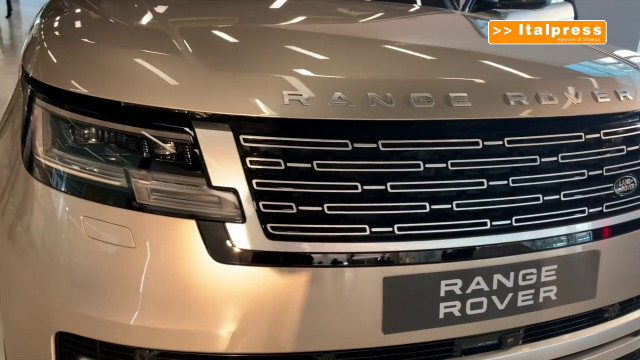 Lusso e tecnologia, la nuova Range Rover esposta al Maxxi di Roma