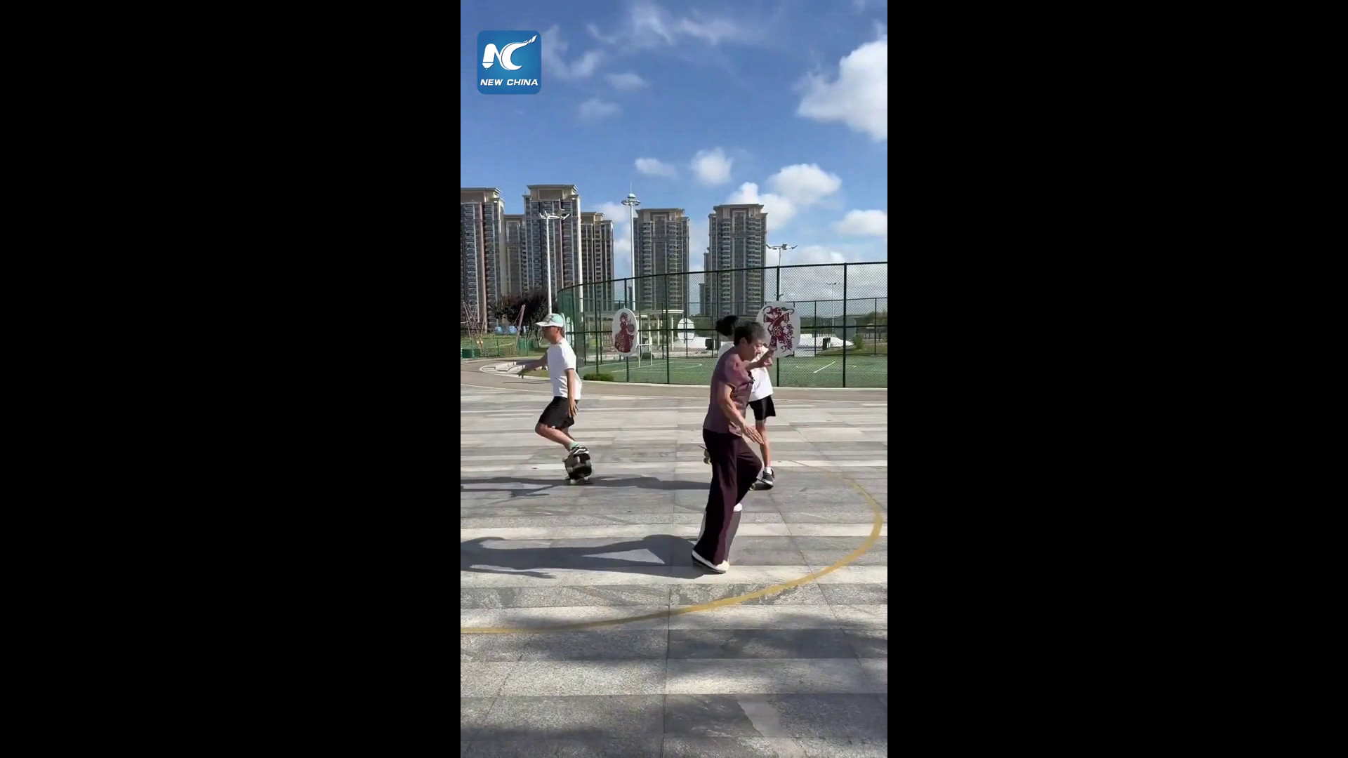 Cina: tre generazioni della stessa famiglia sullo skateboard diventano virali