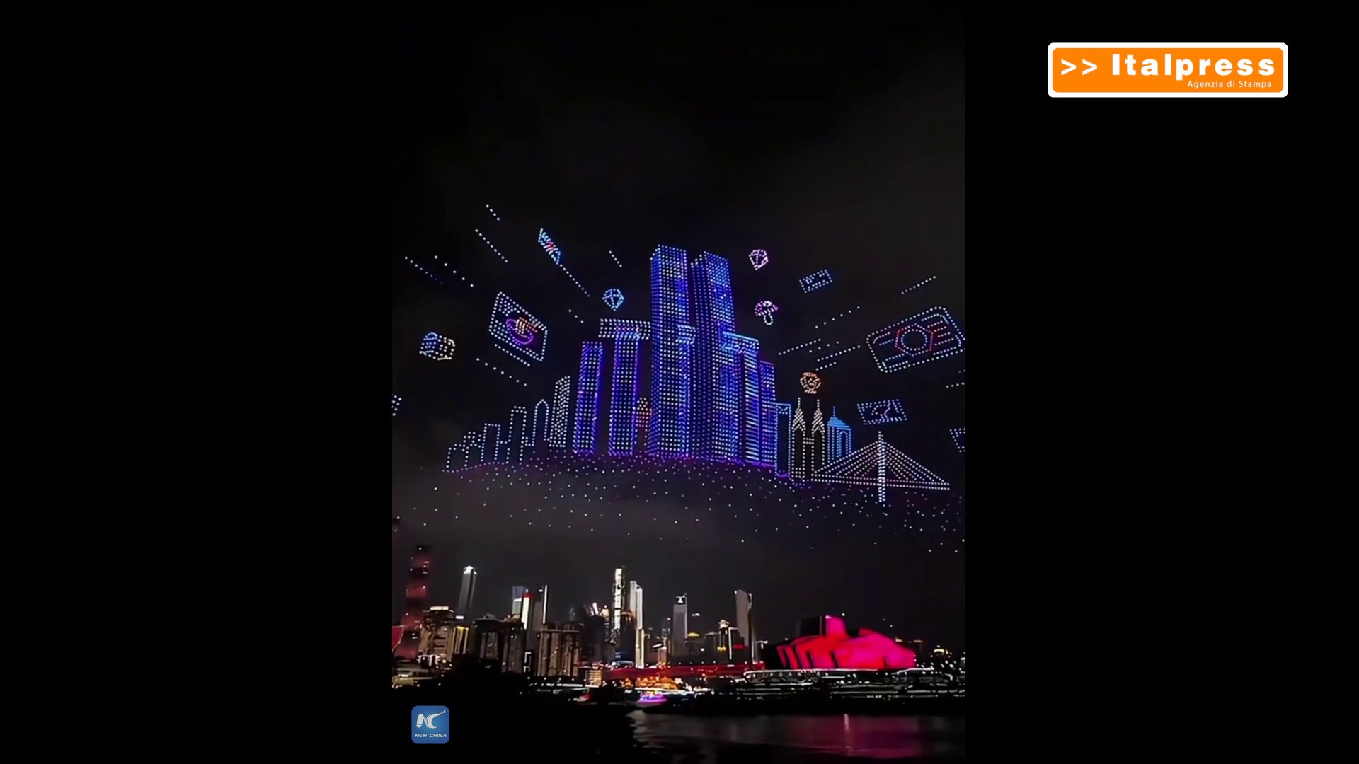 Cina: 5.000 droni illuminano il cielo notturno di Chongqing