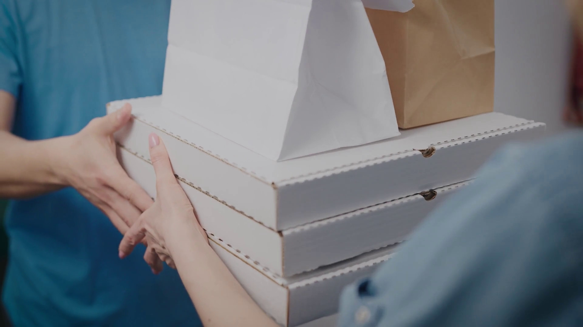 Food delivery e rifiuti, il 36% dei giovani non sa come differenziare