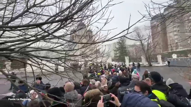 In migliaia ai funerali di Navalny