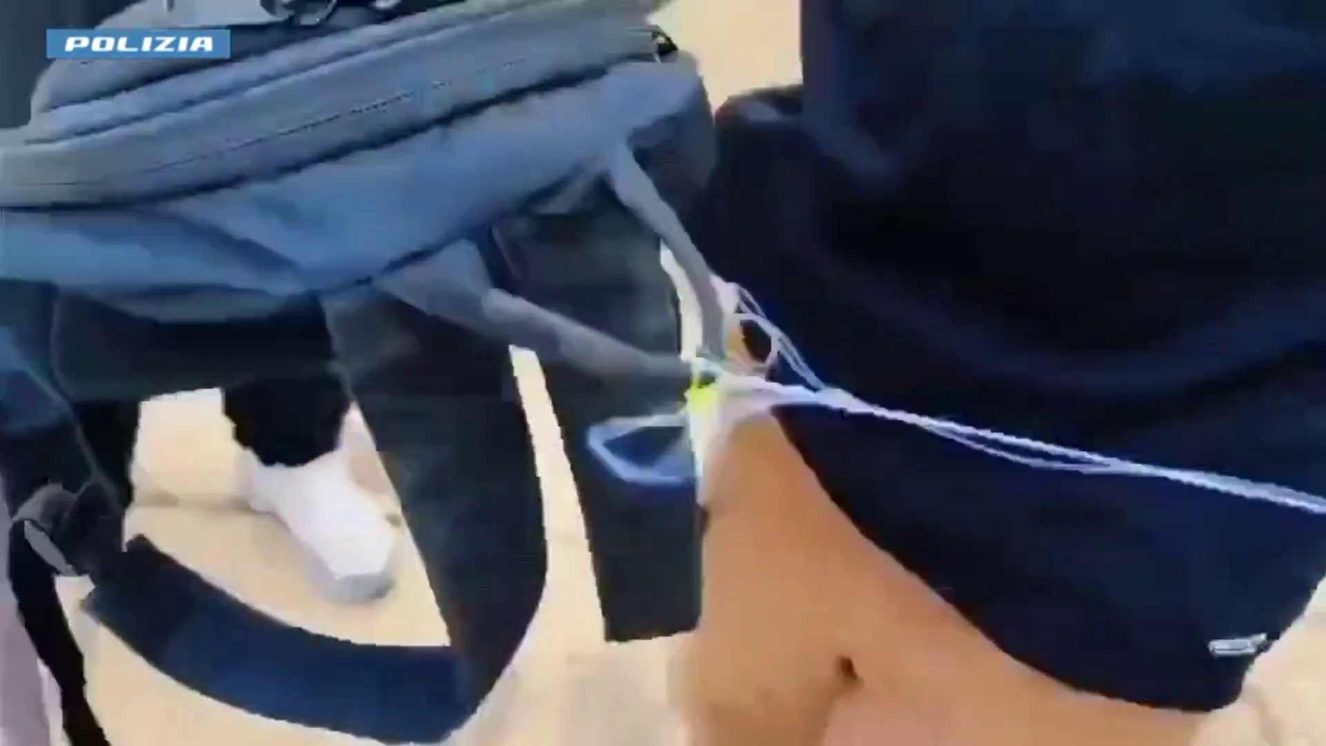 Droga nascosta nel comignolo e recuperabile con lenza a Ostia, arrestato pusher