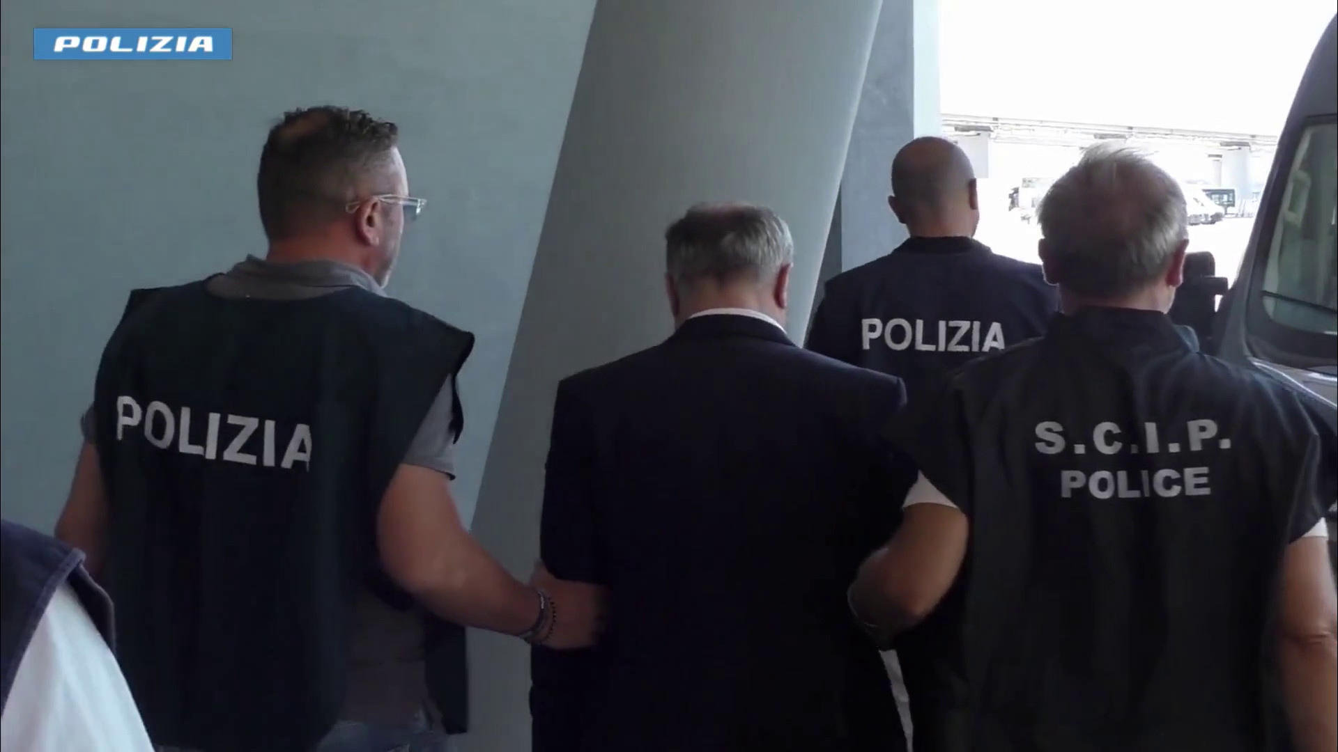 Estradato dall'Albania un latitante condannato a 25 anni a Salerno