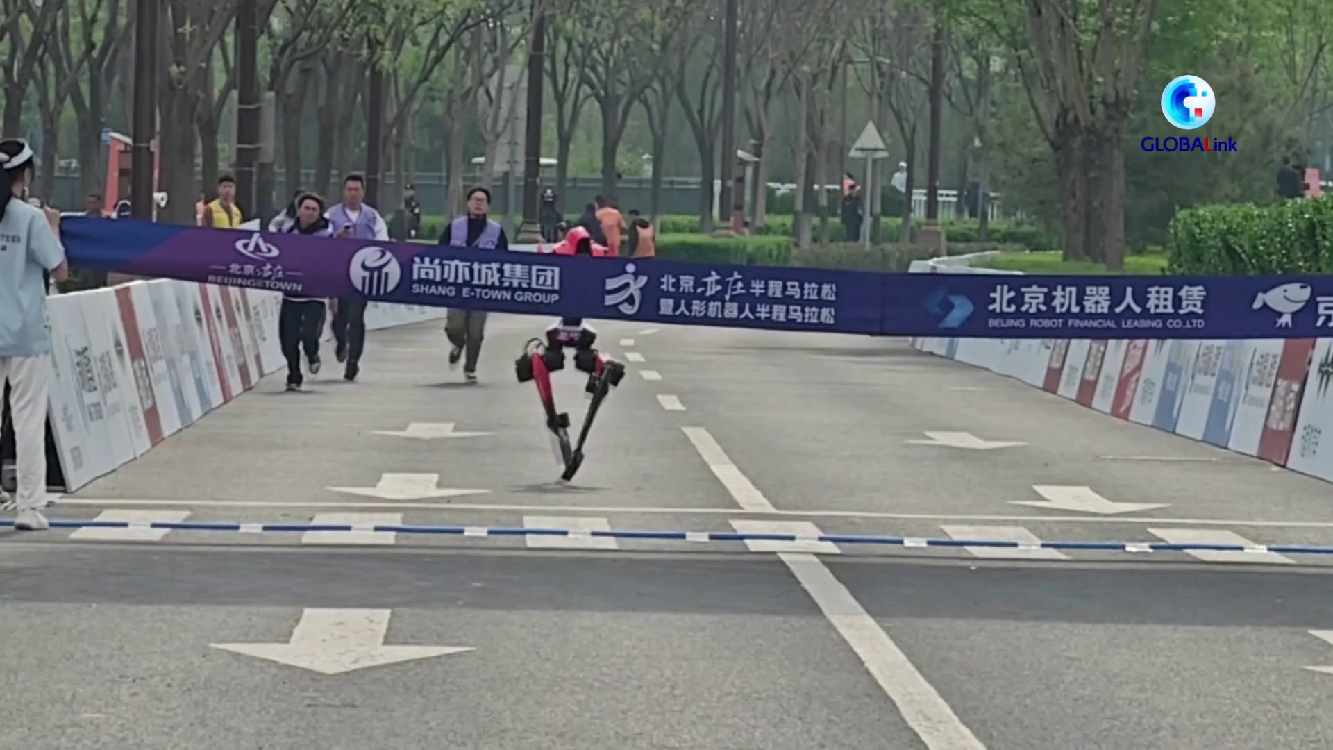Robot umanoide batte a Pechino il record mondiale umano della mezza maratona