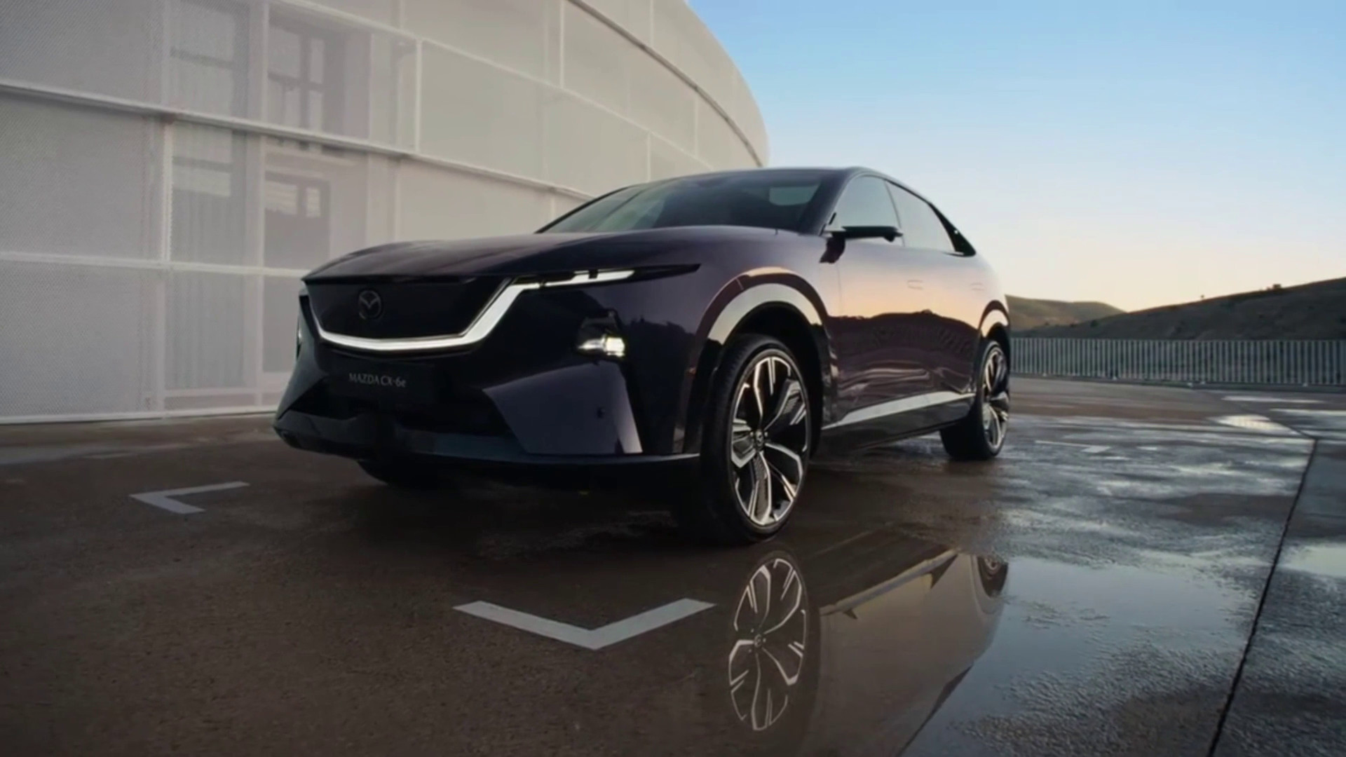 Mazda CX-6e, il SUV elettrico con 484 km di autonomia