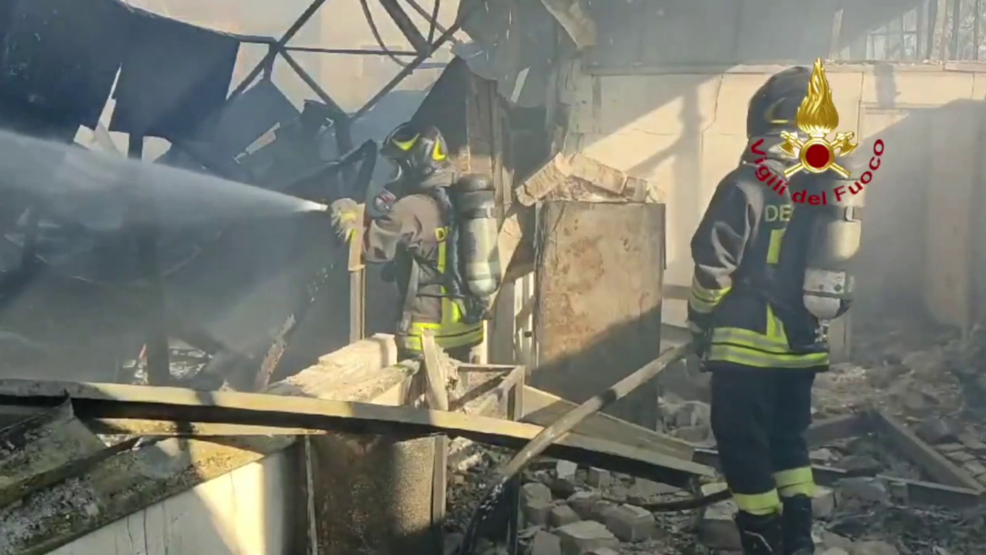 Roma, incendio coinvolge due capannoni. Situazione sotto controllo