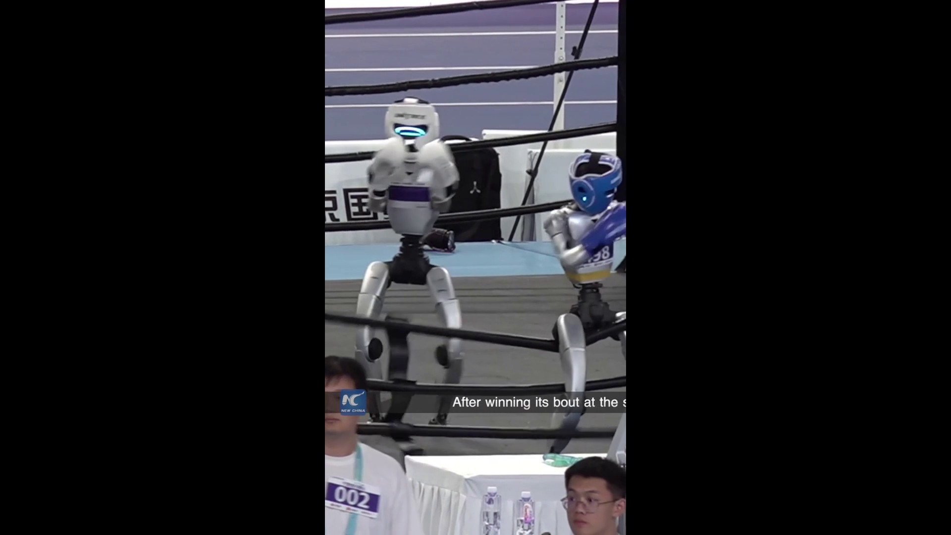 Cina, un robot umanoide festeggia la vittoria 