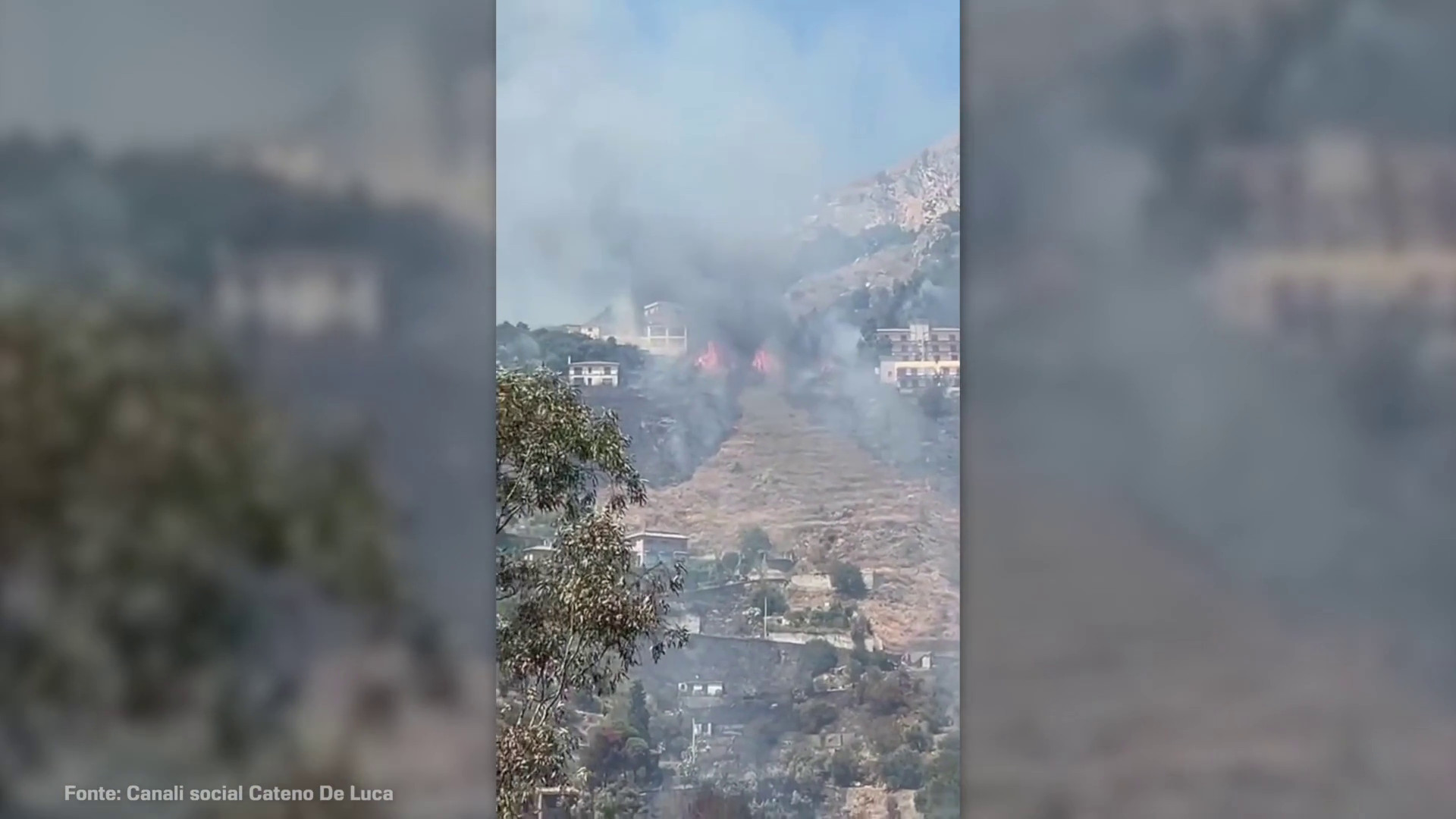 Le drammatiche immagini dell'incendio che ha minacciato Taormina