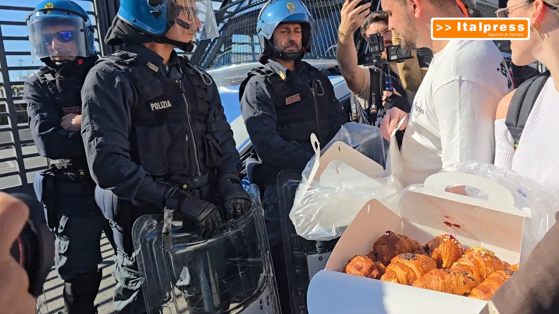 Sciopero generale, al corteo di Napoli giovani offrono dolci a forze dell'ordine