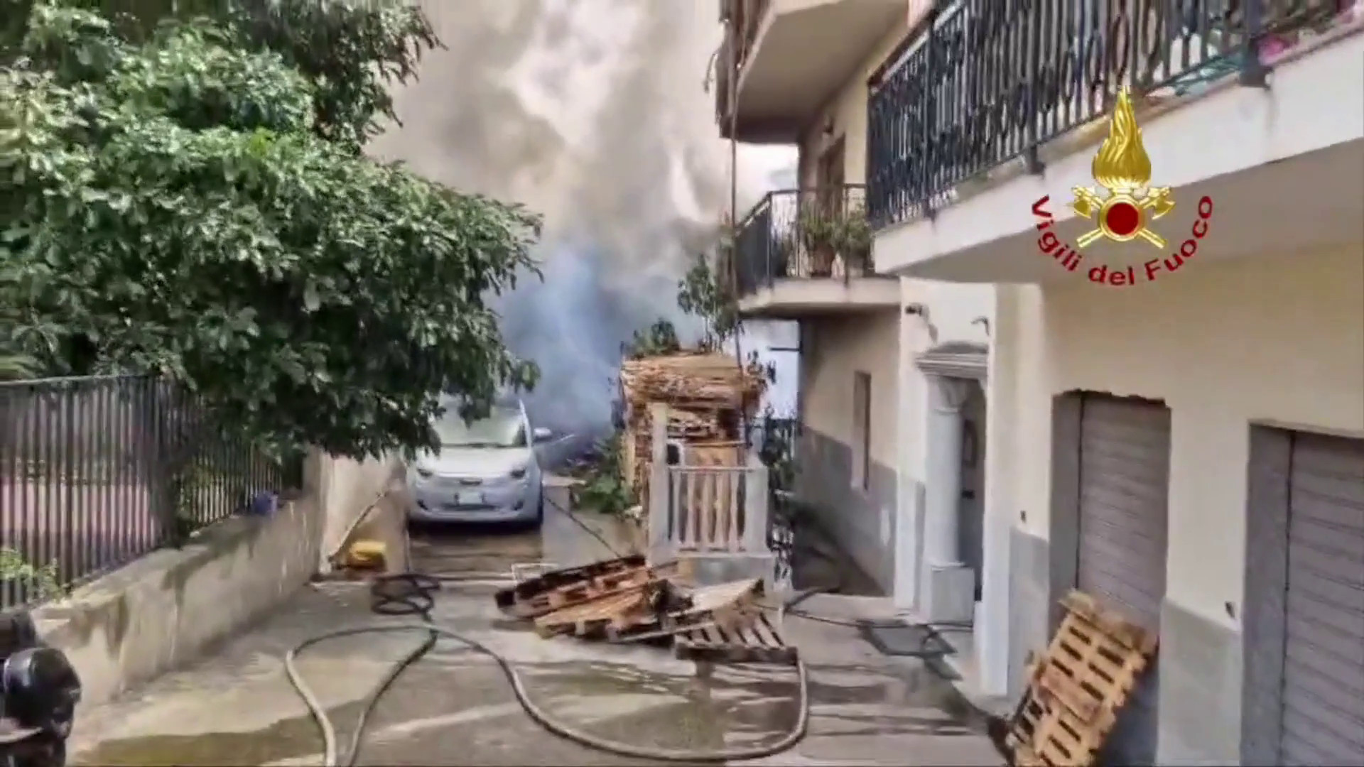 Incendio in un capannone a Reggio Calabria, le immagini